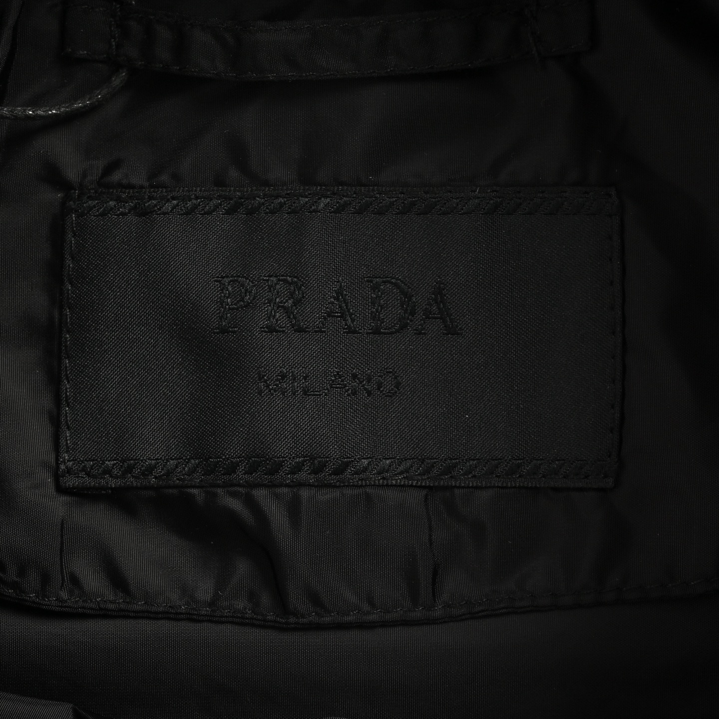 Prada/普拉达 25Fw 翻盖口袋暗扣再生尼龙立领夹克外套-Chinese UA Cheap High Quatity Brand Clothes Bags handbags Sneakers wholesale wholesaler seller from China Factory suppliers Fashion Clothing Shoes best Quality Beautiful Price Prada/普拉达 25Fw 翻盖口袋暗扣再生尼龙立领夹克外套