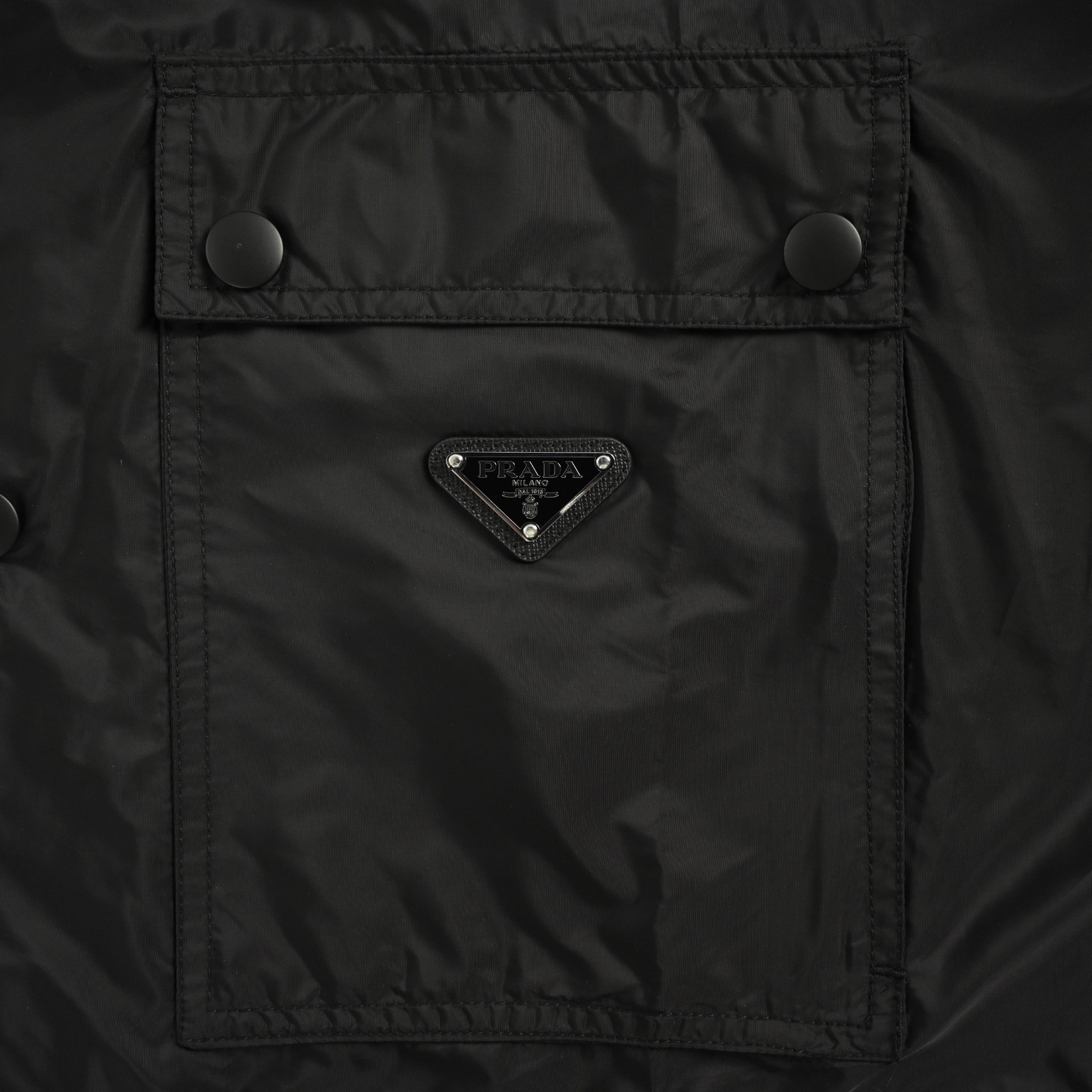 Prada/普拉达 25Fw 翻盖口袋暗扣再生尼龙立领夹克外套-Chinese UA Cheap High Quatity Brand Clothes Bags handbags Sneakers wholesale wholesaler seller from China Factory suppliers Fashion Clothing Shoes best Quality Beautiful Price Prada/普拉达 25Fw 翻盖口袋暗扣再生尼龙立领夹克外套