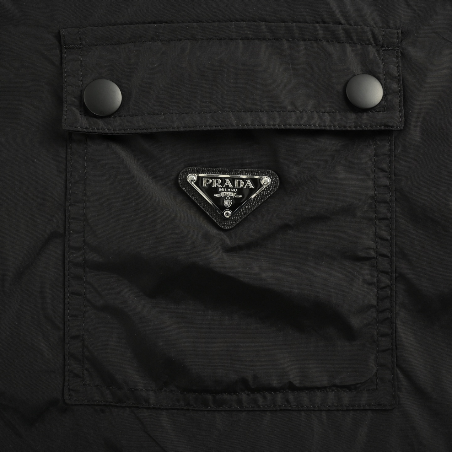 Prada/普拉达 25Fw 后翻盖口袋再生尼龙长裤-Chinese UA Cheap High Quatity Brand Clothes Bags handbags Sneakers wholesale wholesaler seller from China Factory suppliers Fashion Clothing Shoes best Quality Beautiful Price Prada/普拉达 25Fw 后翻盖口袋再生尼龙长裤