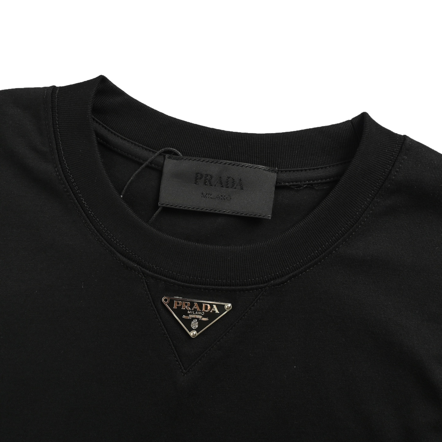 Prada/普拉达 25Fw 领口三角标长袖T恤黑色 白色-Chinese UA Cheap High Quatity Brand Clothes Bags handbags Sneakers wholesale wholesaler seller from China Factory suppliers Fashion Clothing Shoes best Quality Beautiful Price Prada/普拉达 25Fw 领口三角标长袖T恤黑色 白色