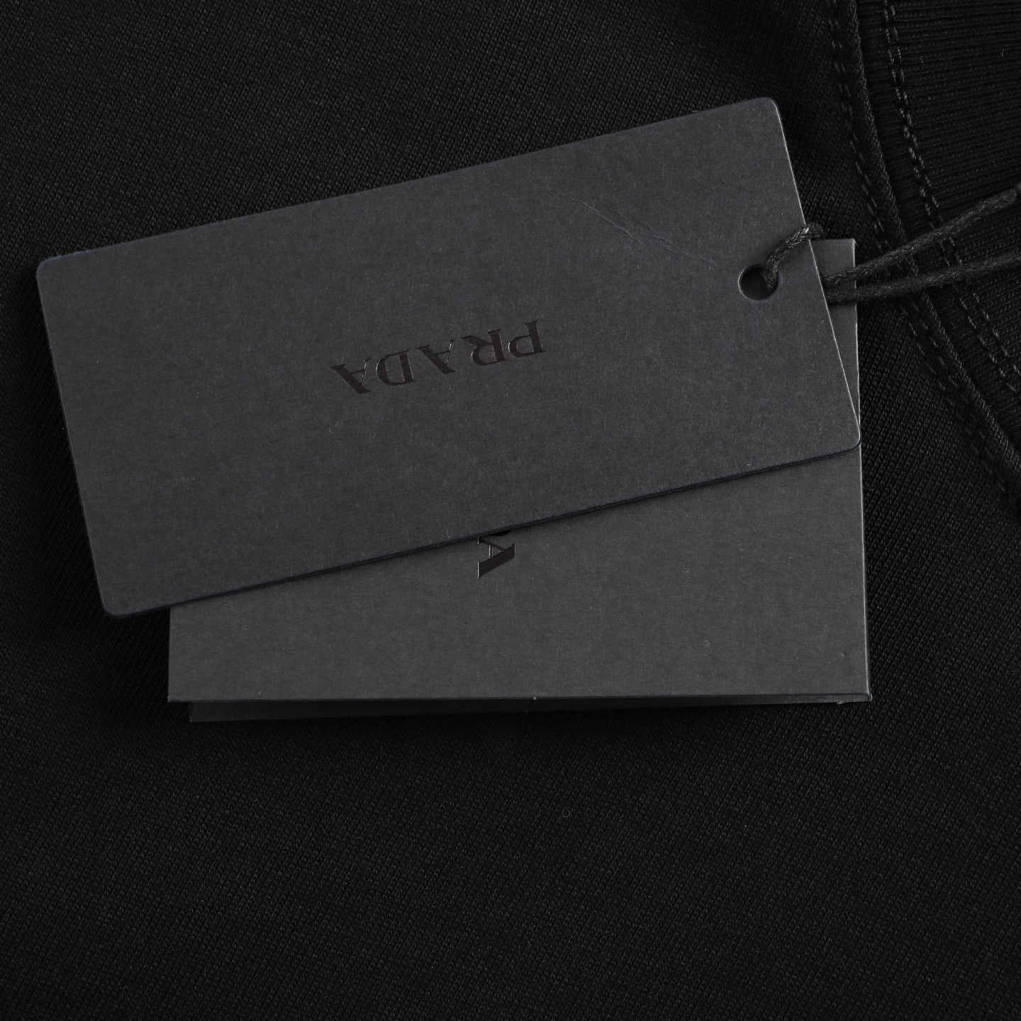 Prada/普拉达 25Fw 领口三角标长袖T恤黑色 白色-Chinese UA Cheap High Quatity Brand Clothes Bags handbags Sneakers wholesale wholesaler seller from China Factory suppliers Fashion Clothing Shoes best Quality Beautiful Price Prada/普拉达 25Fw 领口三角标长袖T恤黑色 白色