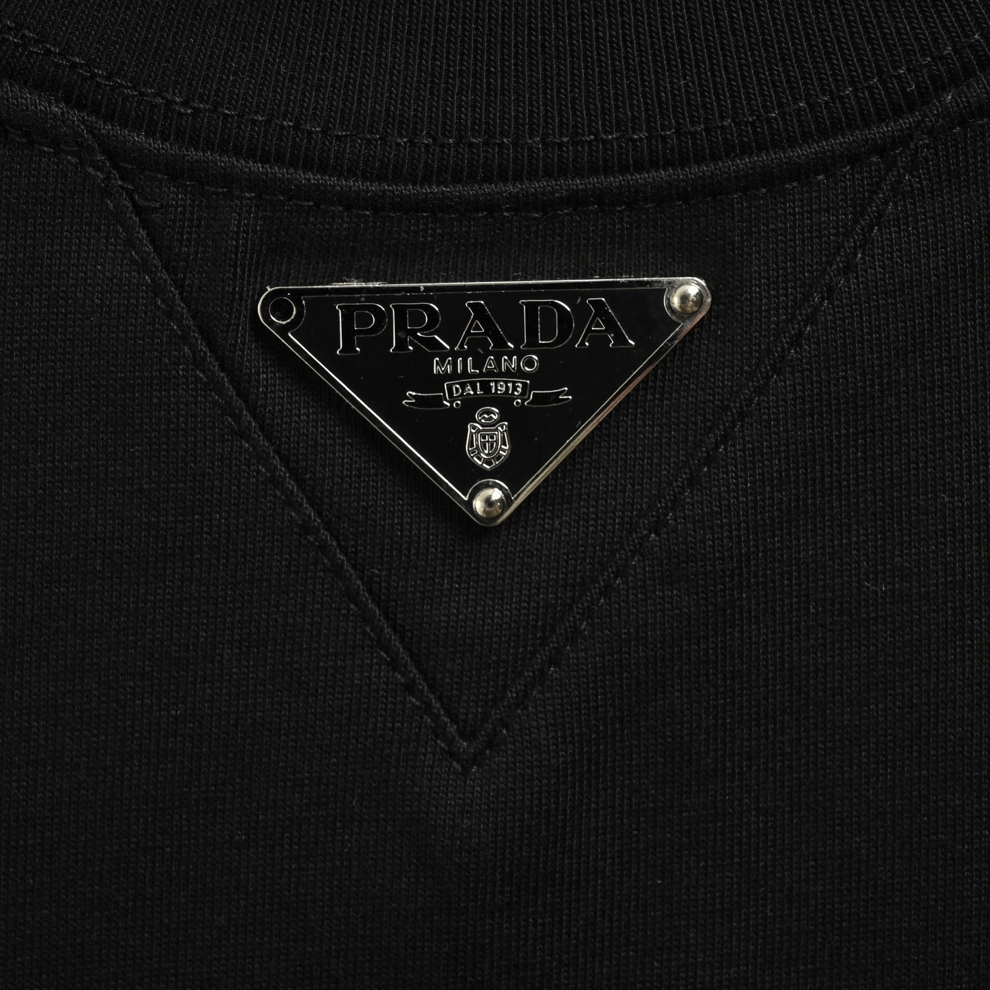 Prada/普拉达 25Fw 领口三角标长袖T恤黑色 白色-Chinese UA Cheap High Quatity Brand Clothes Bags handbags Sneakers wholesale wholesaler seller from China Factory suppliers Fashion Clothing Shoes best Quality Beautiful Price Prada/普拉达 25Fw 领口三角标长袖T恤黑色 白色