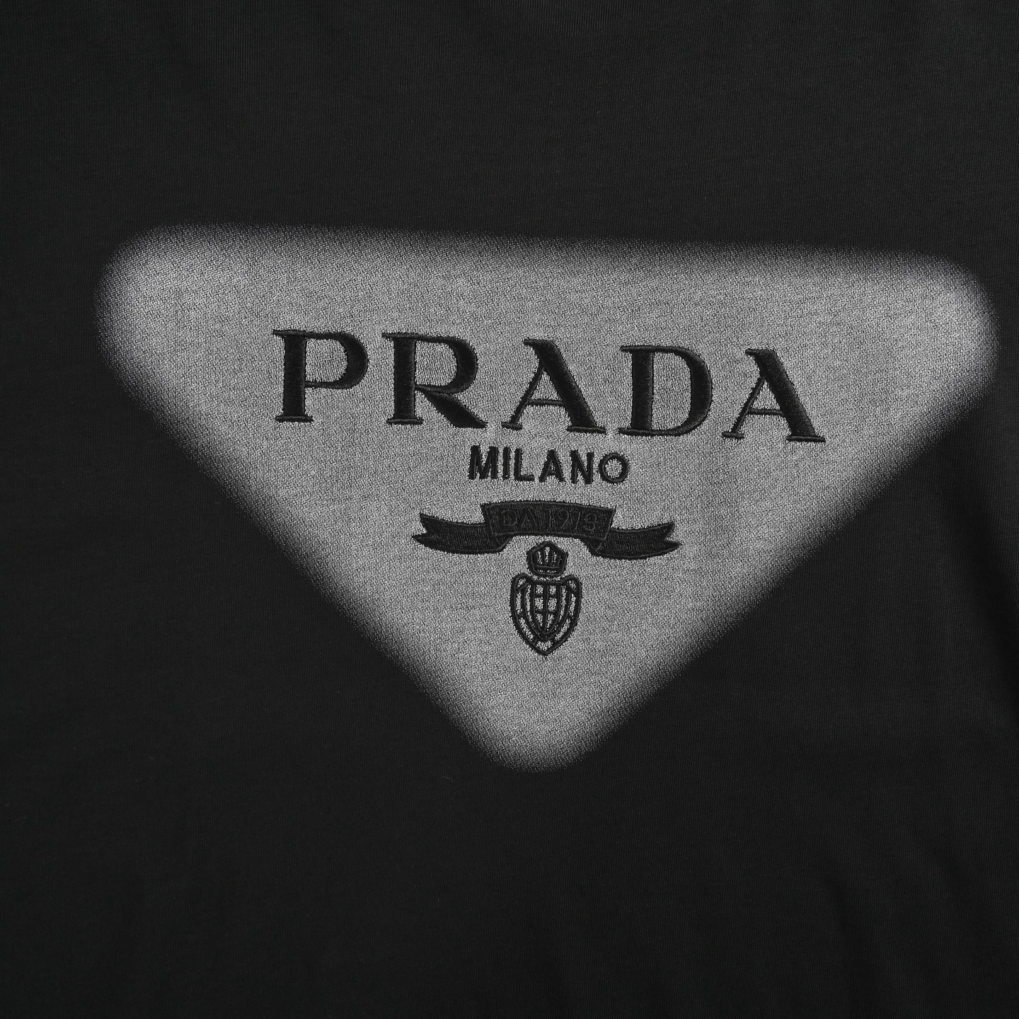 Prada/普拉达 25ss 三角标刺绣喷墨短袖 黑色 白色-Chinese UA Cheap High Quatity Brand Clothes Bags handbags Sneakers wholesale wholesaler seller from China Factory suppliers Fashion Clothing Shoes best Quality Beautiful Price Prada/普拉达 25ss 三角标刺绣喷墨短袖 黑色 白色