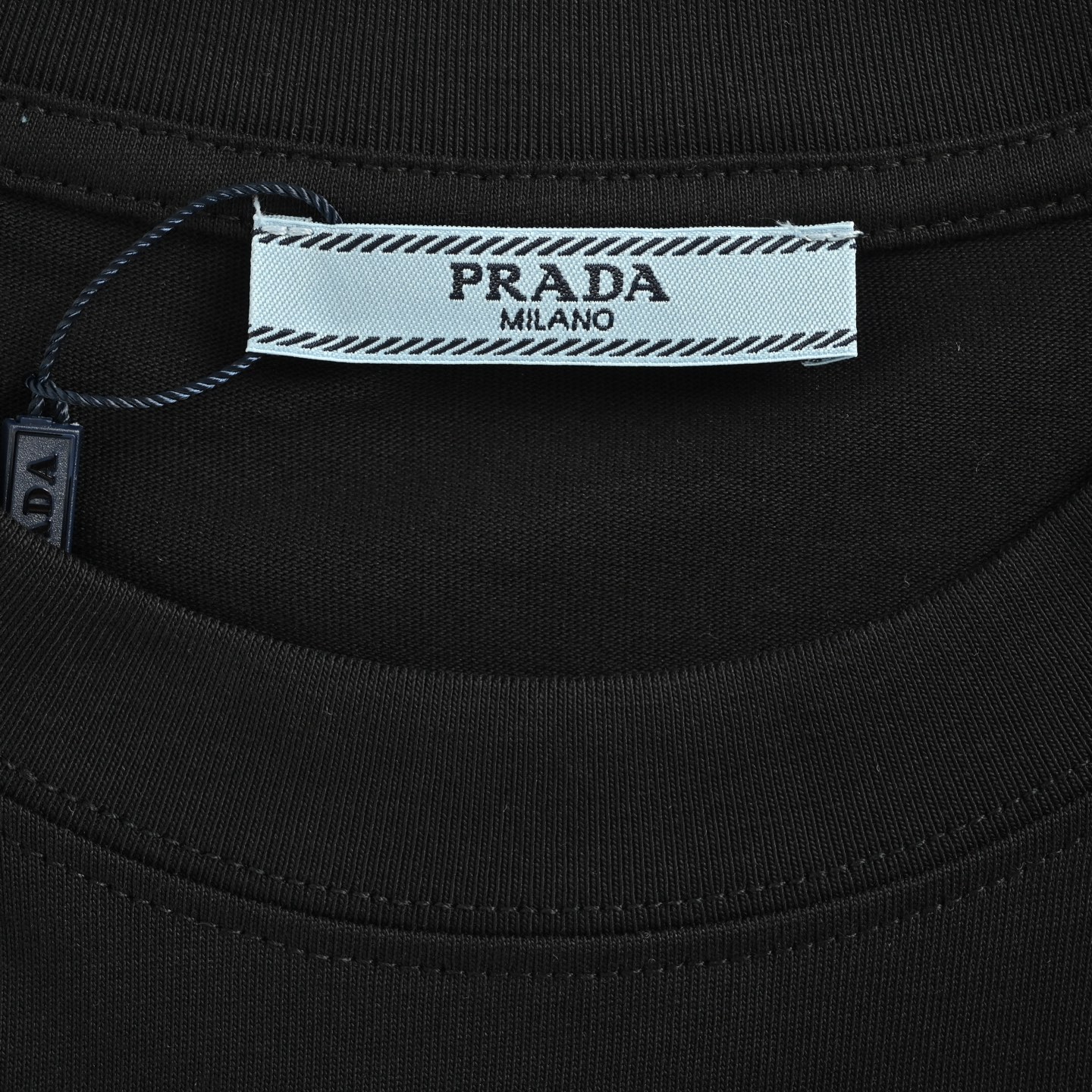 Prada/普拉达 25ss 三角标刺绣喷墨短袖 黑色 白色-Chinese UA Cheap High Quatity Brand Clothes Bags handbags Sneakers wholesale wholesaler seller from China Factory suppliers Fashion Clothing Shoes best Quality Beautiful Price Prada/普拉达 25ss 三角标刺绣喷墨短袖 黑色 白色