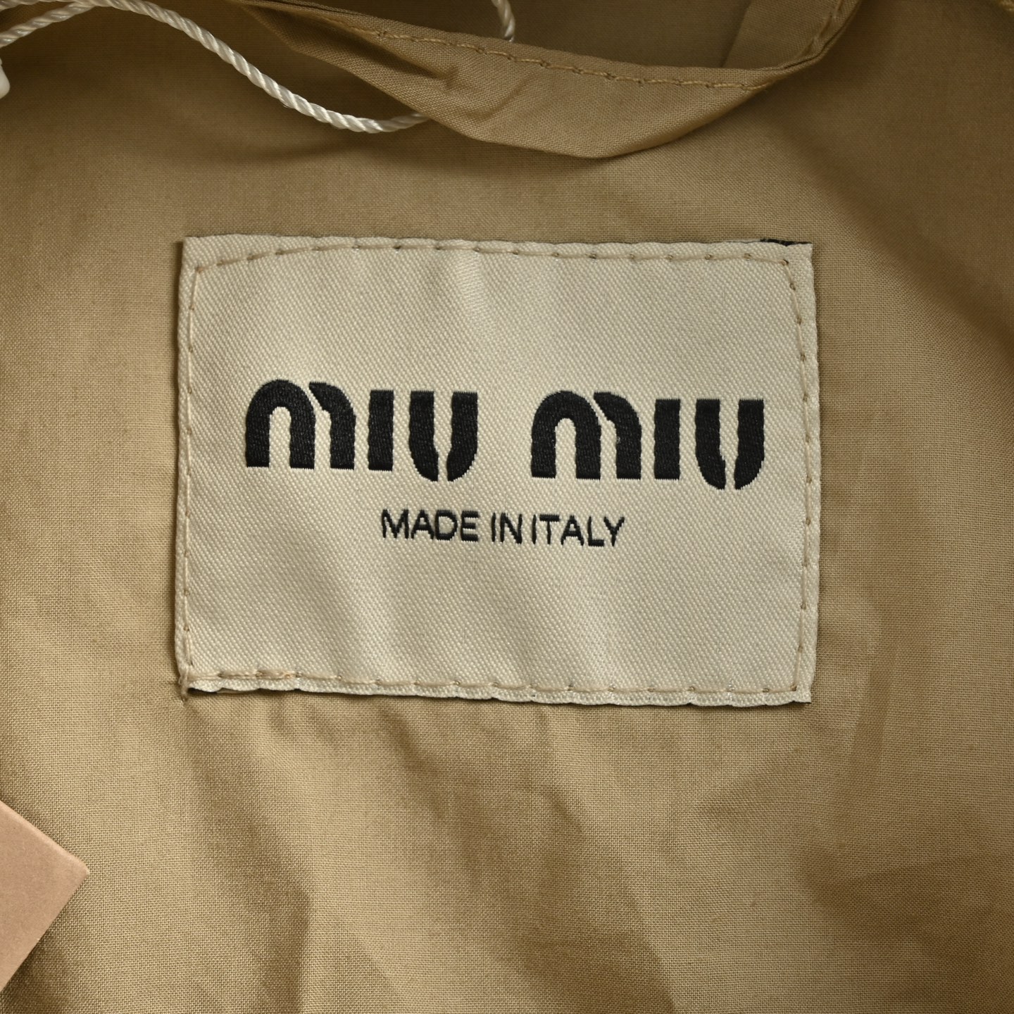 Miu Miu/缪缪 25Fw 小标刺绣卡其色夹克外套-Chinese UA Cheap High Quatity Brand Clothes Bags handbags Sneakers wholesale wholesaler seller from China Factory suppliers Fashion Clothing Shoes best Quality Beautiful Price Miu Miu/缪缪 25Fw 小标刺绣卡其色夹克外套