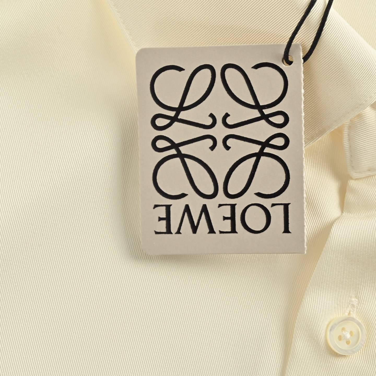 Loewe/罗意威 25Fw 徽标大字母logo印花丝绸衬衫 定制桑蚕丝丝绸料舒适贴肤-Chinese UA Cheap High Quatity Brand Clothes Bags handbags Sneakers wholesale wholesaler seller from China Factory suppliers Fashion Clothing Shoes best Quality Beautiful Price Loewe/罗意威 25Fw 徽标大字母logo印花丝绸衬衫 定制桑蚕丝丝绸料舒适贴肤