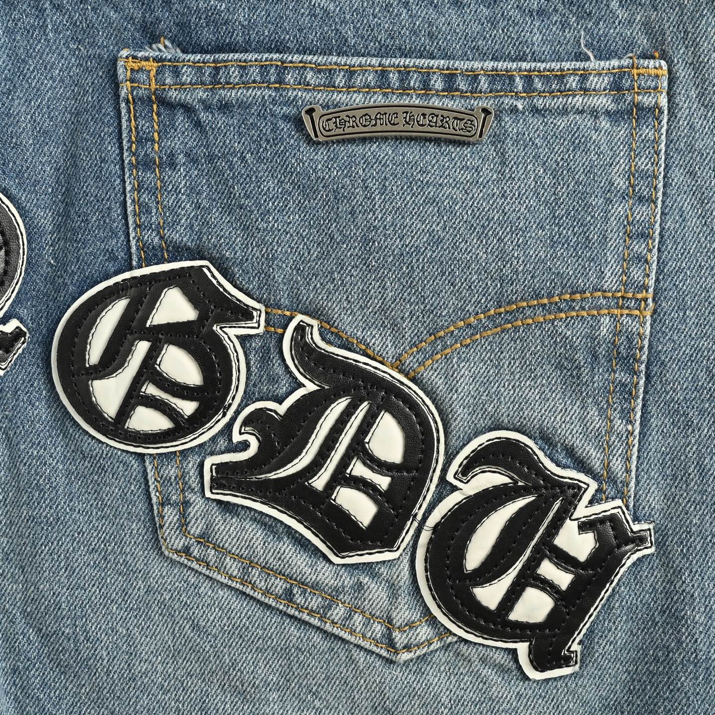 Chrome Hearts/克罗心 后背梵文十字贴皮牛仔裤