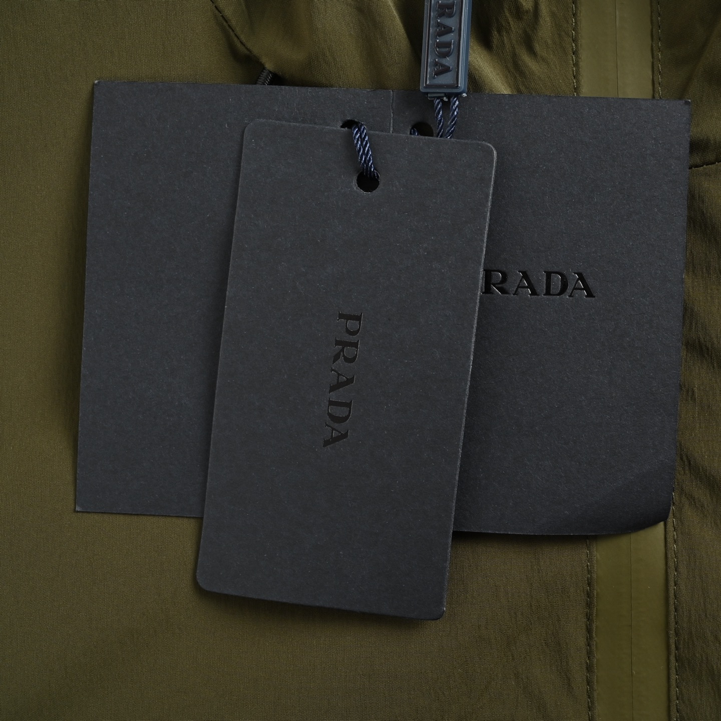 Prada/普拉达 胸口红条拉链连帽外套米白 墨绿-Chinese UA Cheap High Quatity Brand Clothes Bags handbags Sneakers wholesale wholesaler seller from China Factory suppliers Fashion Clothing Shoes best Quality Beautiful Price Prada/普拉达 胸口红条拉链连帽外套米白 墨绿