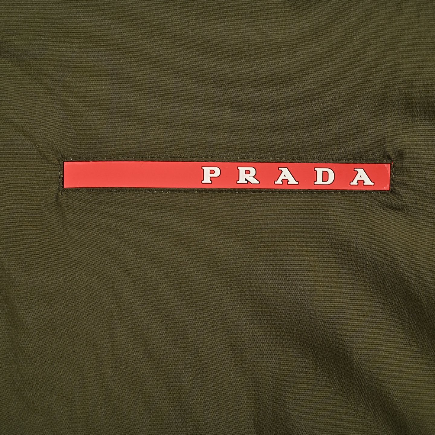 Prada/普拉达 胸口红条拉链连帽外套米白 墨绿-Chinese UA Cheap High Quatity Brand Clothes Bags handbags Sneakers wholesale wholesaler seller from China Factory suppliers Fashion Clothing Shoes best Quality Beautiful Price Prada/普拉达 胸口红条拉链连帽外套米白 墨绿