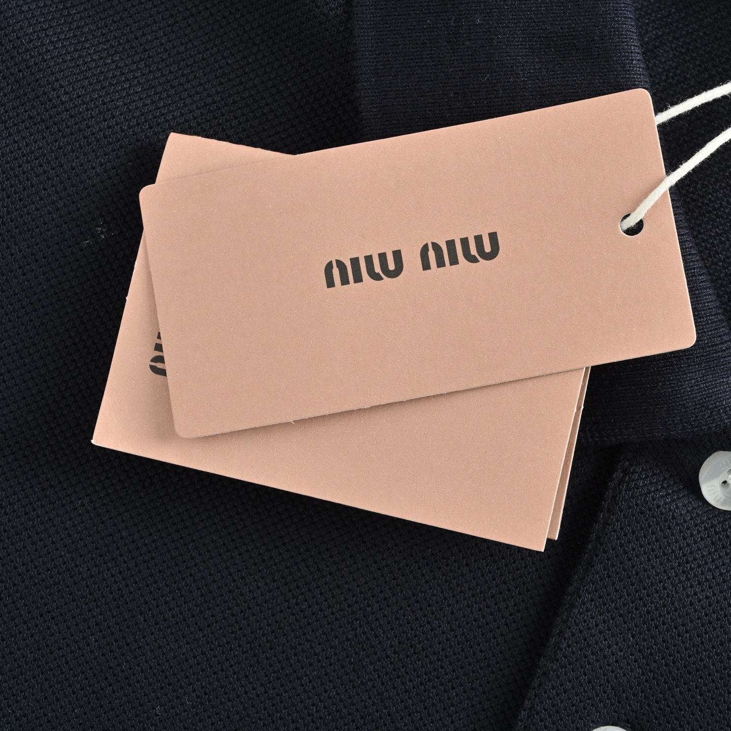 Miu Miu/缪缪 25Fw 小标字母刺绣翻领Polo长袖藏青-Chinese UA Cheap High Quatity Brand Clothes Bags handbags Sneakers wholesale wholesaler seller from China Factory suppliers Fashion Clothing Shoes best Quality Beautiful Price Miu Miu/缪缪 25Fw 小标字母刺绣翻领Polo长袖藏青