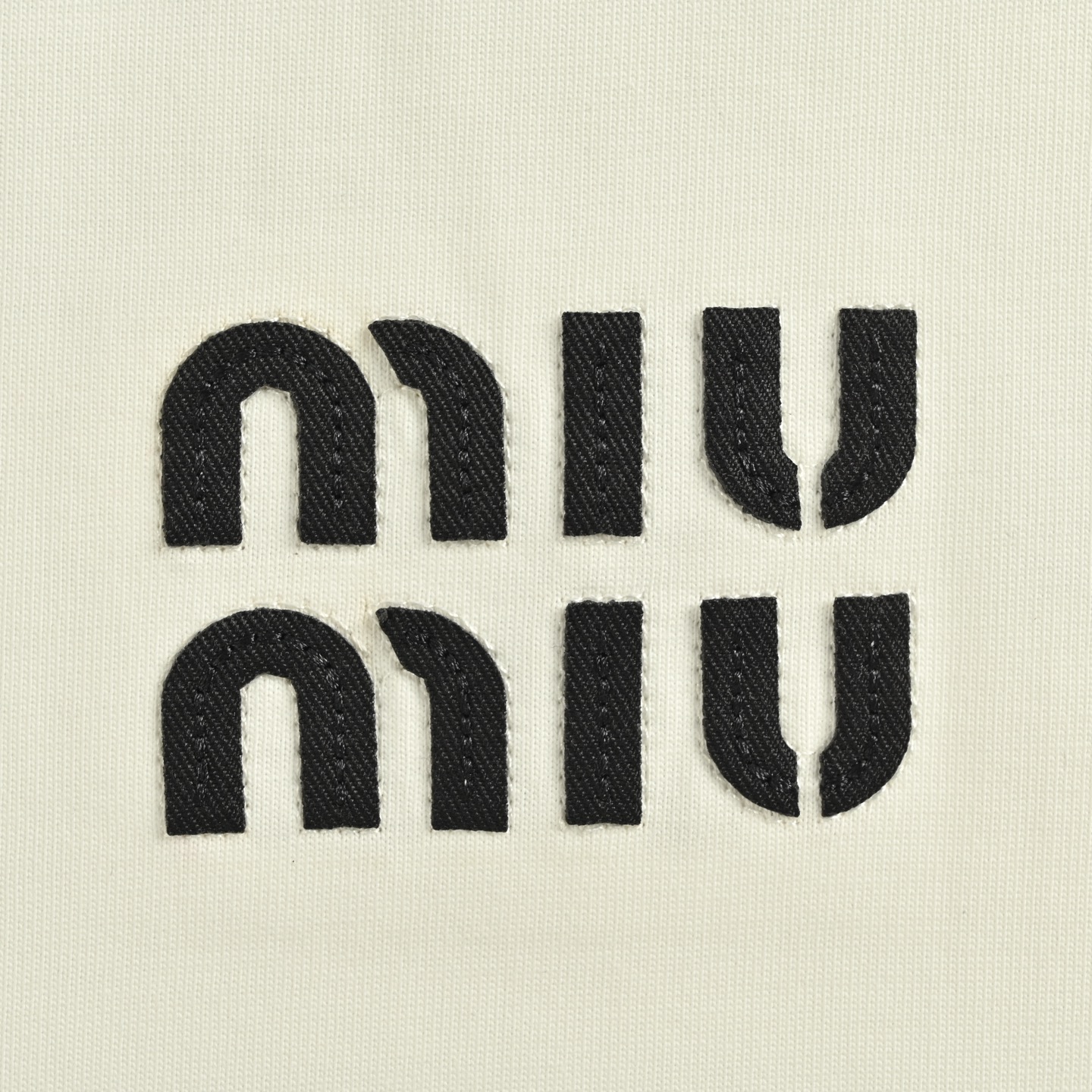 Miumiu/缪缪 胸前经典字母黑色领口长袖白色