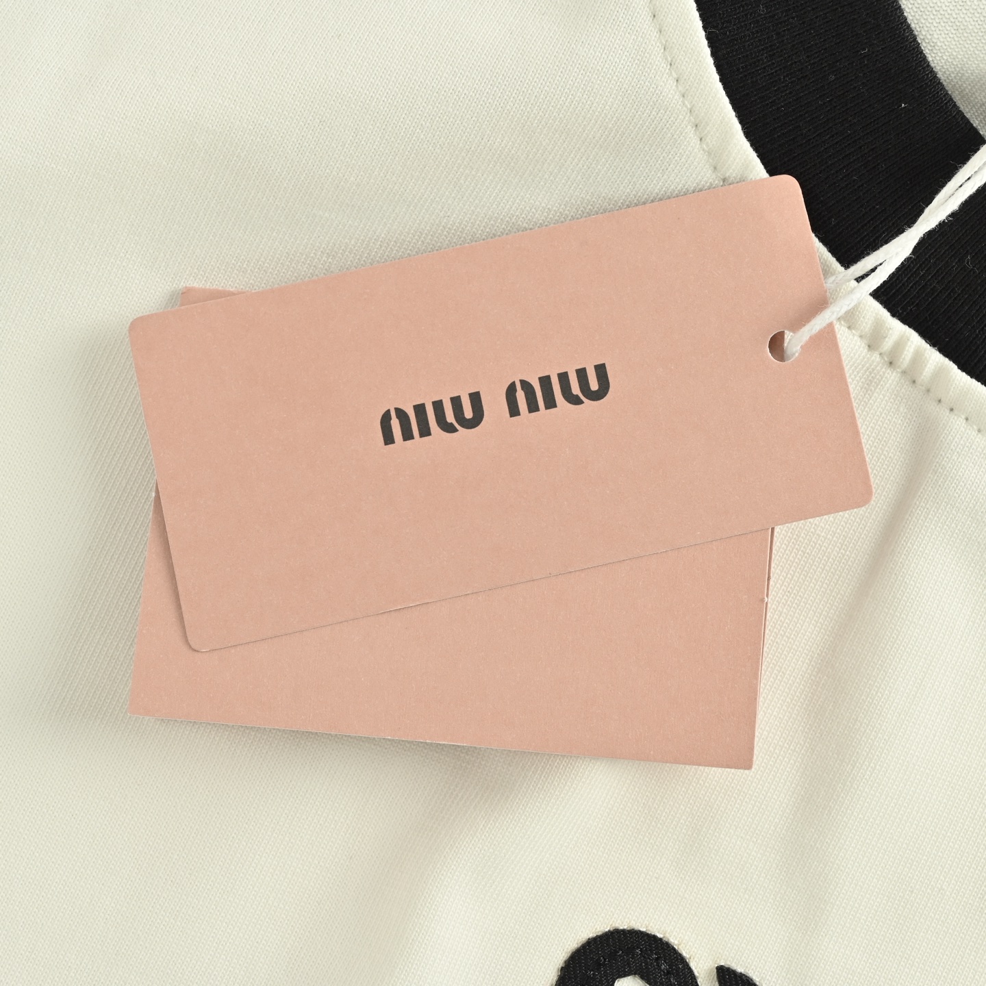 Miumiu/缪缪 胸前经典字母黑色领口长袖白色