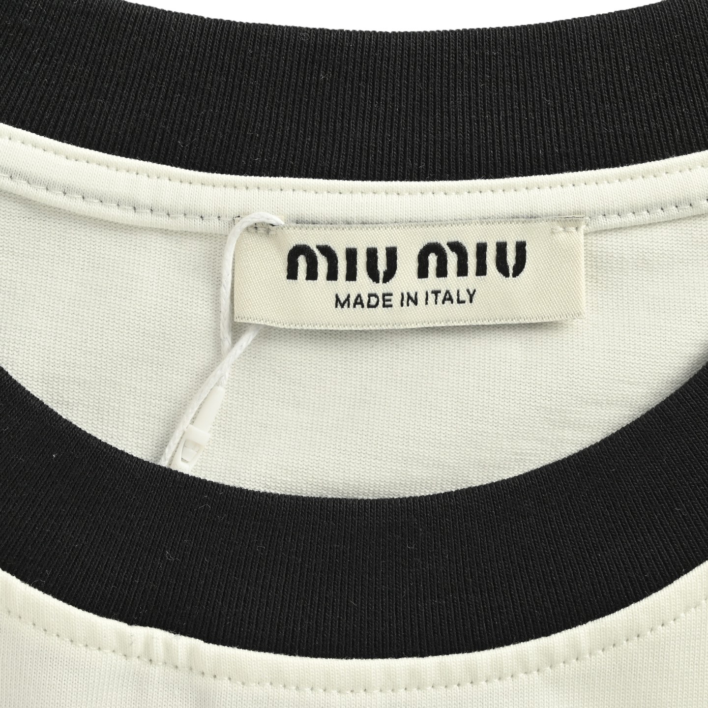 Miumiu/缪缪 胸前经典字母黑色领口长袖白色