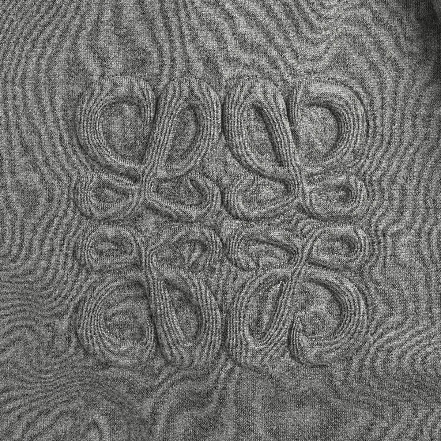 Loewe/罗意威 Anagram 后背浮雕拉链连帽针织外套