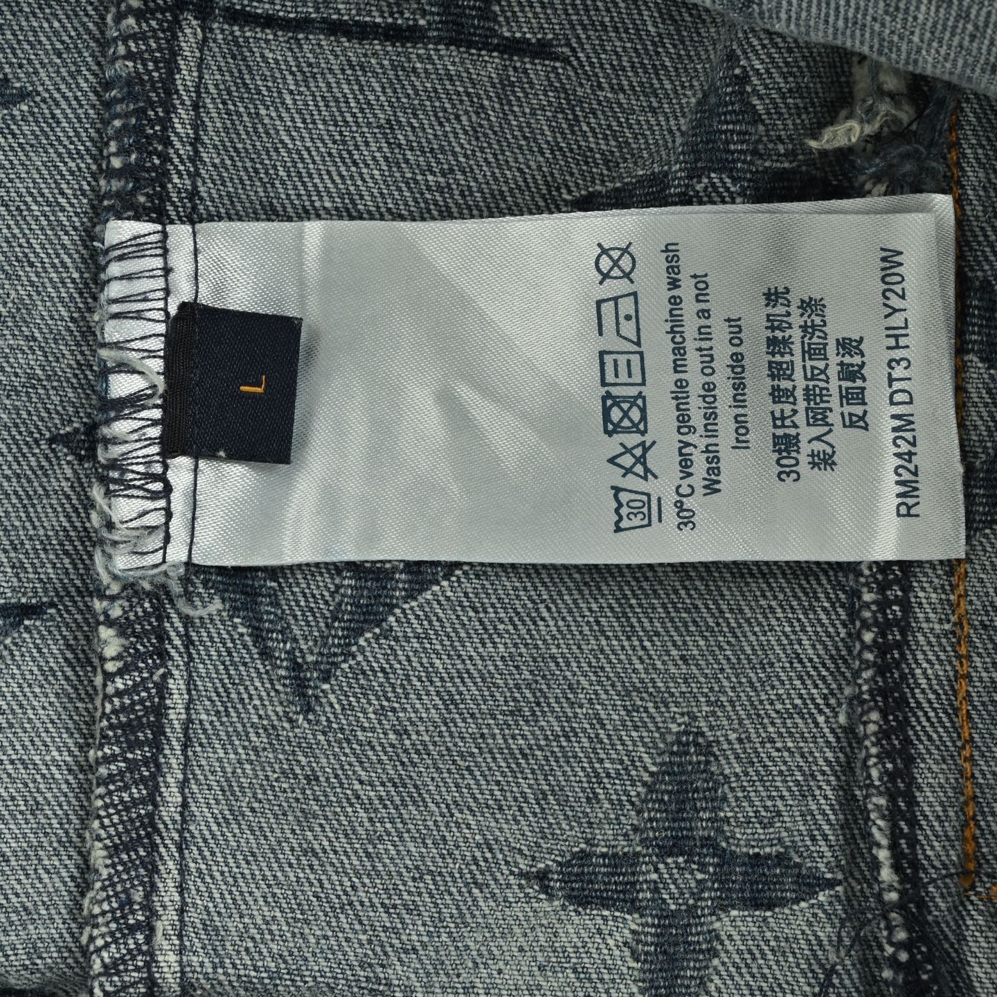 Louis Vuitton/路易威登 25Fw 满印老花提花牛仔外套-莆田鞋,莆田鞋货源,高仿鞋,高仿鞋货源,安福档口,莆田高仿鞋,莆田鞋批发,高仿鞋批发,莆田高仿运动鞋,高仿运动鞋,莆田运动鞋 Louis Vuitton/路易威登 25Fw 满印老花提花牛仔外套