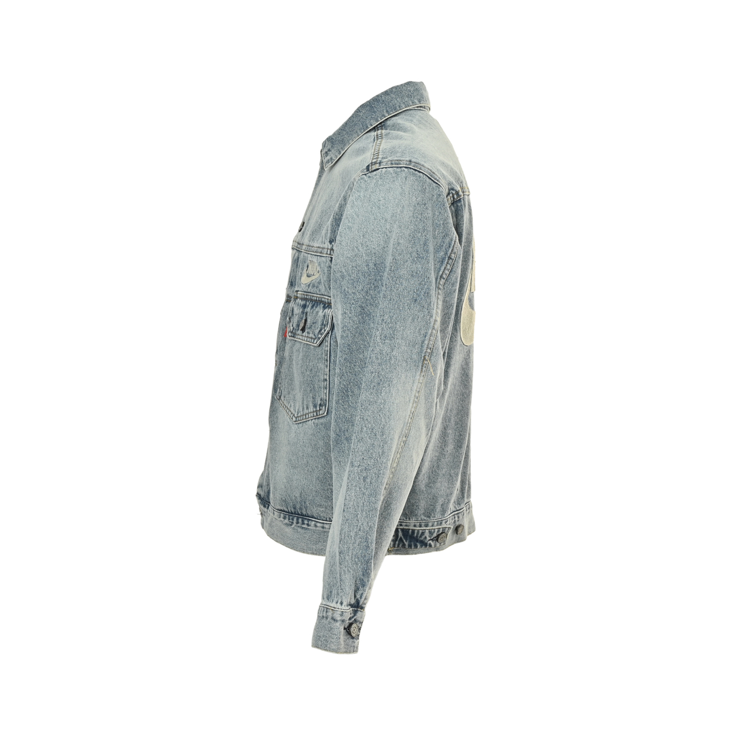 Nike & Levi’s 联名款刺绣logo牛仔外套 Levi’s x Nike 最新联名款 纽扣双口袋logo宽松休闲舒适翻领牛仔外套-Chinese UA Cheap High Quatity Brand Clothes Bags handbags Sneakers wholesale wholesaler seller from China Factory suppliers Fashion Clothing Shoes best Quality Beautiful Price Nike & Levi’s 联名款刺绣logo牛仔外套 Levi’s x Nike 最新联名款 纽扣双口袋logo宽松休闲舒适翻领牛仔外套