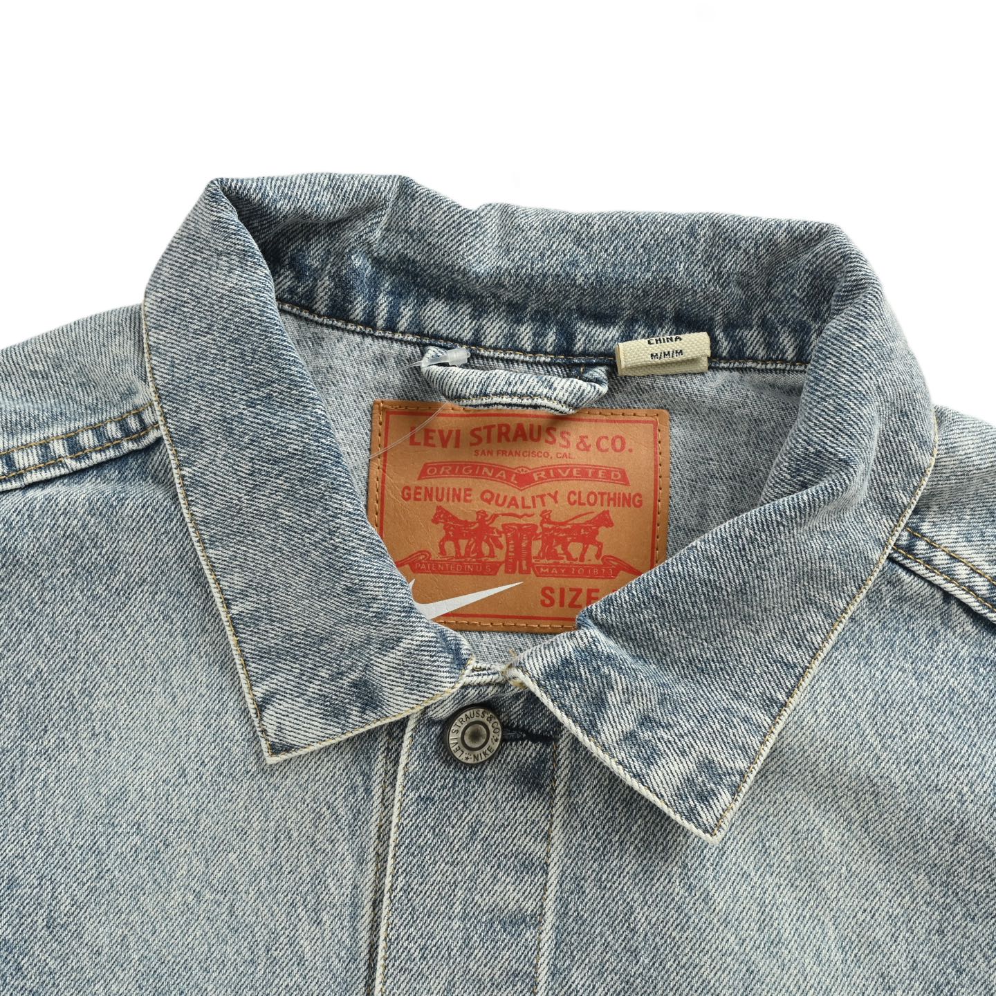 Nike & Levi’s 联名款刺绣logo牛仔外套 Levi’s x Nike 最新联名款 纽扣双口袋logo宽松休闲舒适翻领牛仔外套-Chinese UA Cheap High Quatity Brand Clothes Bags handbags Sneakers wholesale wholesaler seller from China Factory suppliers Fashion Clothing Shoes best Quality Beautiful Price Nike & Levi’s 联名款刺绣logo牛仔外套 Levi’s x Nike 最新联名款 纽扣双口袋logo宽松休闲舒适翻领牛仔外套