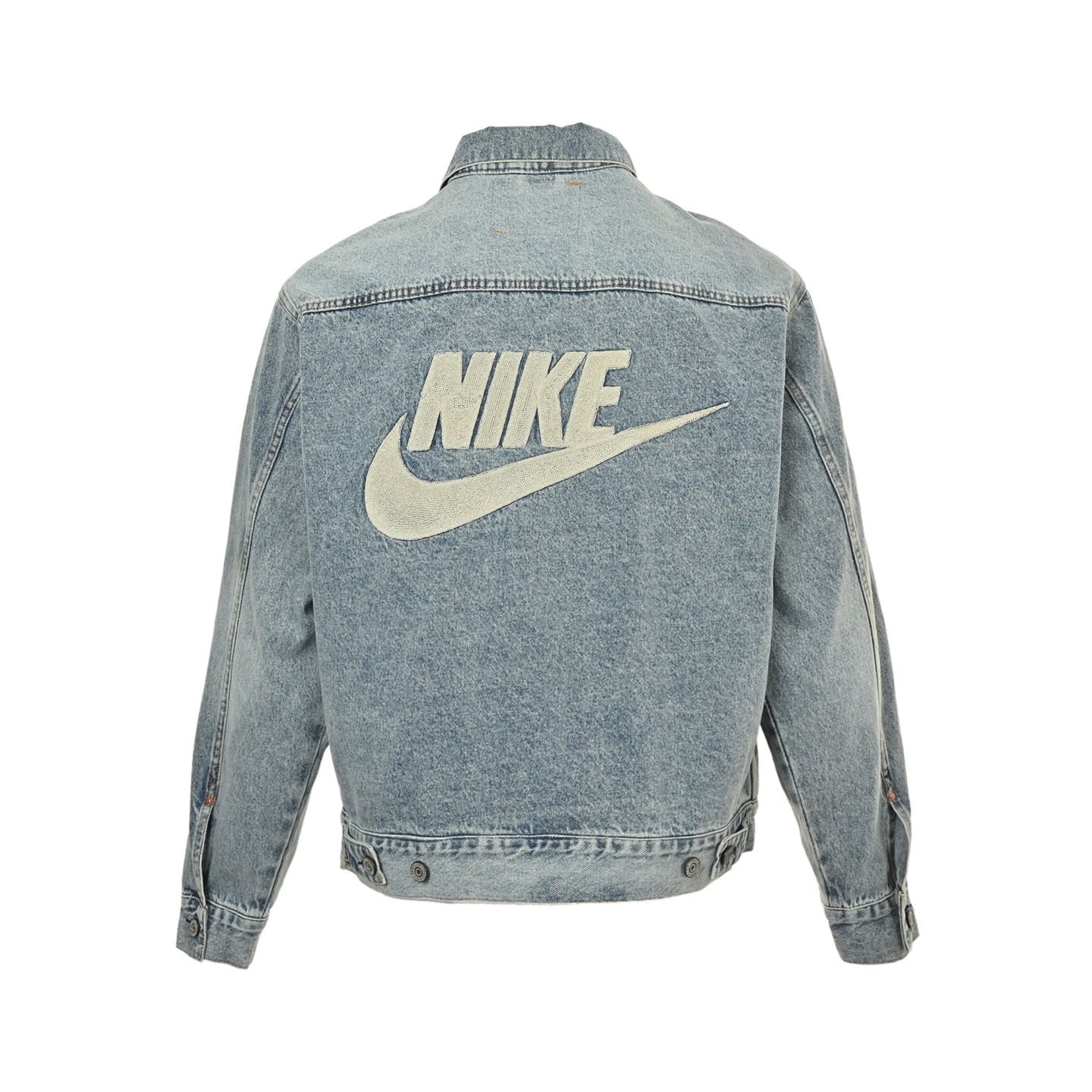 Nike & Levi’s 联名款刺绣logo牛仔外套 Levi’s x Nike 最新联名款 纽扣双口袋logo宽松休闲舒适翻领牛仔外套-Chinese UA Cheap High Quatity Brand Clothes Bags handbags Sneakers wholesale wholesaler seller from China Factory suppliers Fashion Clothing Shoes best Quality Beautiful Price Nike & Levi’s 联名款刺绣logo牛仔外套 Levi’s x Nike 最新联名款 纽扣双口袋logo宽松休闲舒适翻领牛仔外套