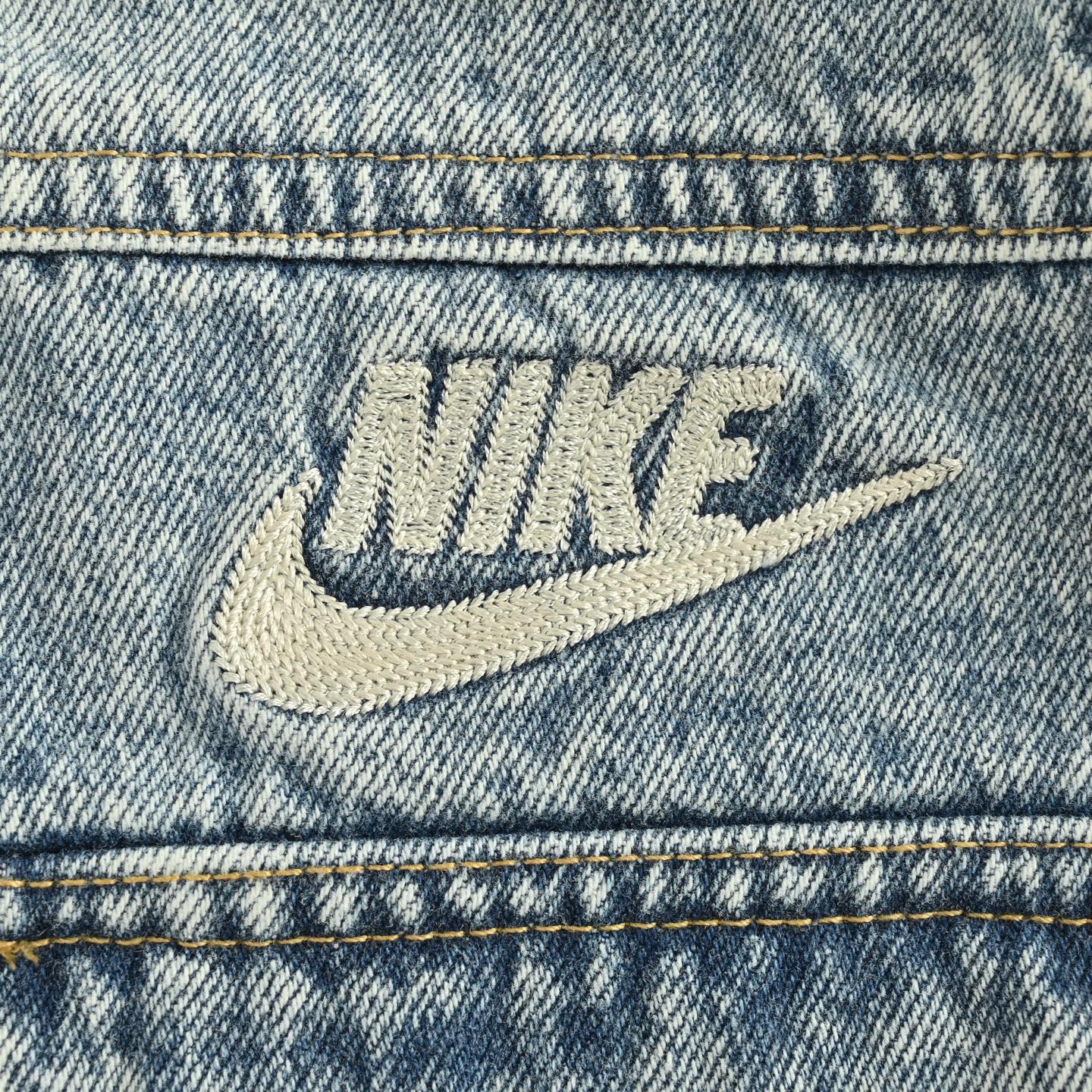 Nike & Levi’s 联名款刺绣logo牛仔外套 Levi’s x Nike 最新联名款 纽扣双口袋logo宽松休闲舒适翻领牛仔外套-Chinese UA Cheap High Quatity Brand Clothes Bags handbags Sneakers wholesale wholesaler seller from China Factory suppliers Fashion Clothing Shoes best Quality Beautiful Price Nike & Levi’s 联名款刺绣logo牛仔外套 Levi’s x Nike 最新联名款 纽扣双口袋logo宽松休闲舒适翻领牛仔外套
