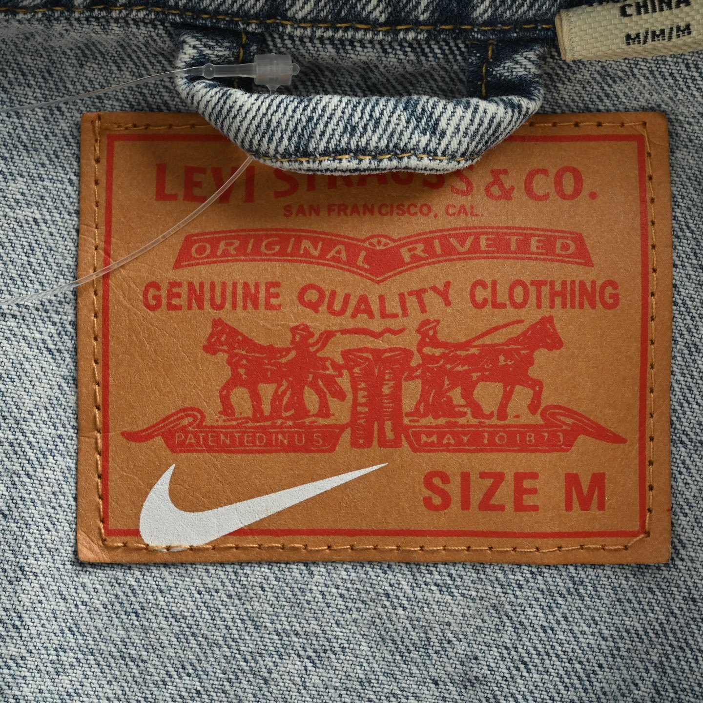 Nike & Levi’s 联名款刺绣logo牛仔外套 Levi’s x Nike 最新联名款 纽扣双口袋logo宽松休闲舒适翻领牛仔外套-Chinese UA Cheap High Quatity Brand Clothes Bags handbags Sneakers wholesale wholesaler seller from China Factory suppliers Fashion Clothing Shoes best Quality Beautiful Price Nike & Levi’s 联名款刺绣logo牛仔外套 Levi’s x Nike 最新联名款 纽扣双口袋logo宽松休闲舒适翻领牛仔外套