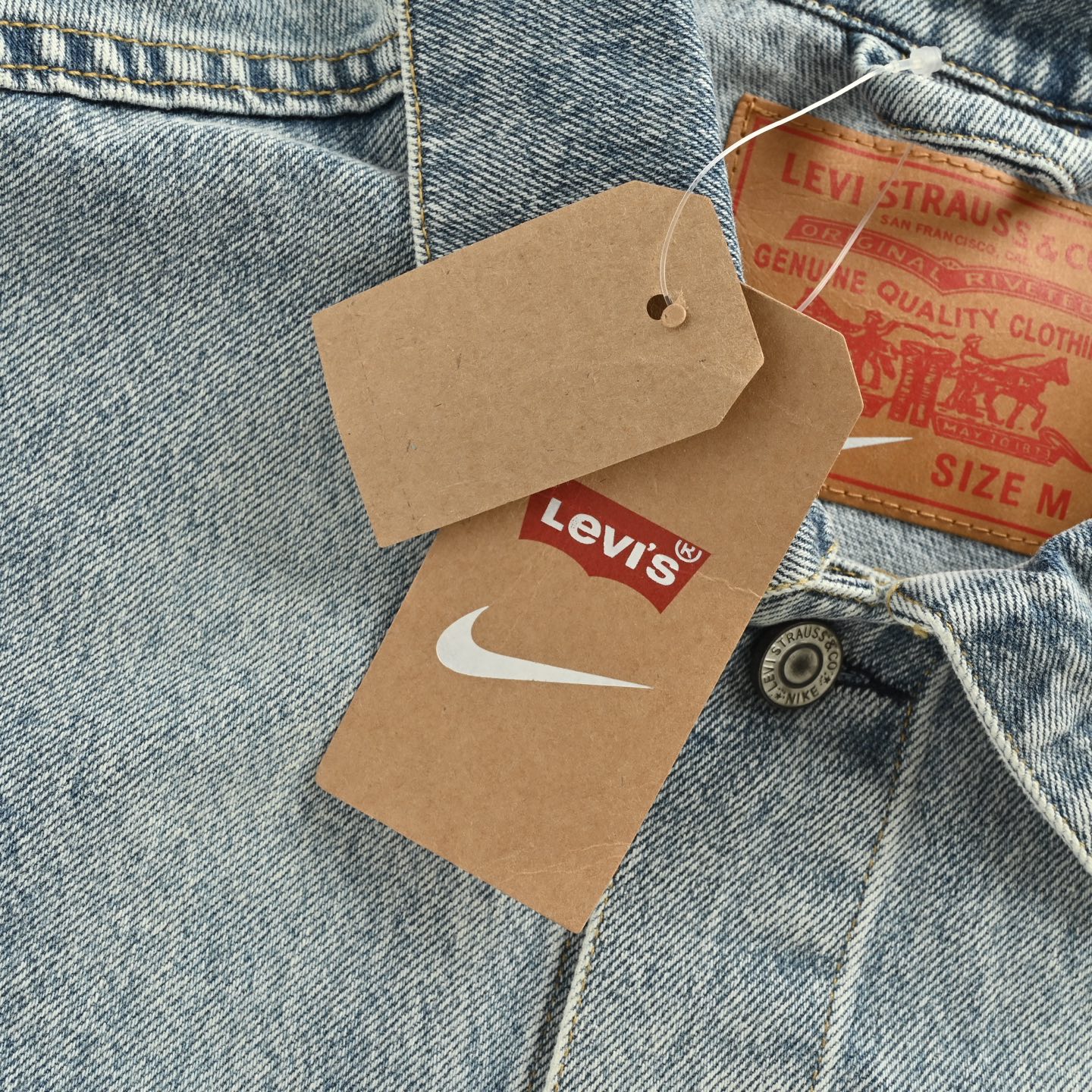 Nike & Levi’s 联名款刺绣logo牛仔外套 Levi’s x Nike 最新联名款 纽扣双口袋logo宽松休闲舒适翻领牛仔外套-Chinese UA Cheap High Quatity Brand Clothes Bags handbags Sneakers wholesale wholesaler seller from China Factory suppliers Fashion Clothing Shoes best Quality Beautiful Price Nike & Levi’s 联名款刺绣logo牛仔外套 Levi’s x Nike 最新联名款 纽扣双口袋logo宽松休闲舒适翻领牛仔外套