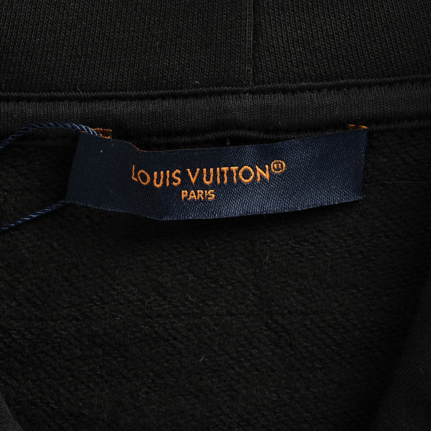 Louis Vuitton/路易威登 25Fw 后背标签纯色连帽卫衣-Chinese UA Cheap High Quatity Brand Clothes Bags handbags Sneakers wholesale wholesaler seller from China Factory suppliers Fashion Clothing Shoes best Quality Beautiful Price Louis Vuitton/路易威登 25Fw 后背标签纯色连帽卫衣