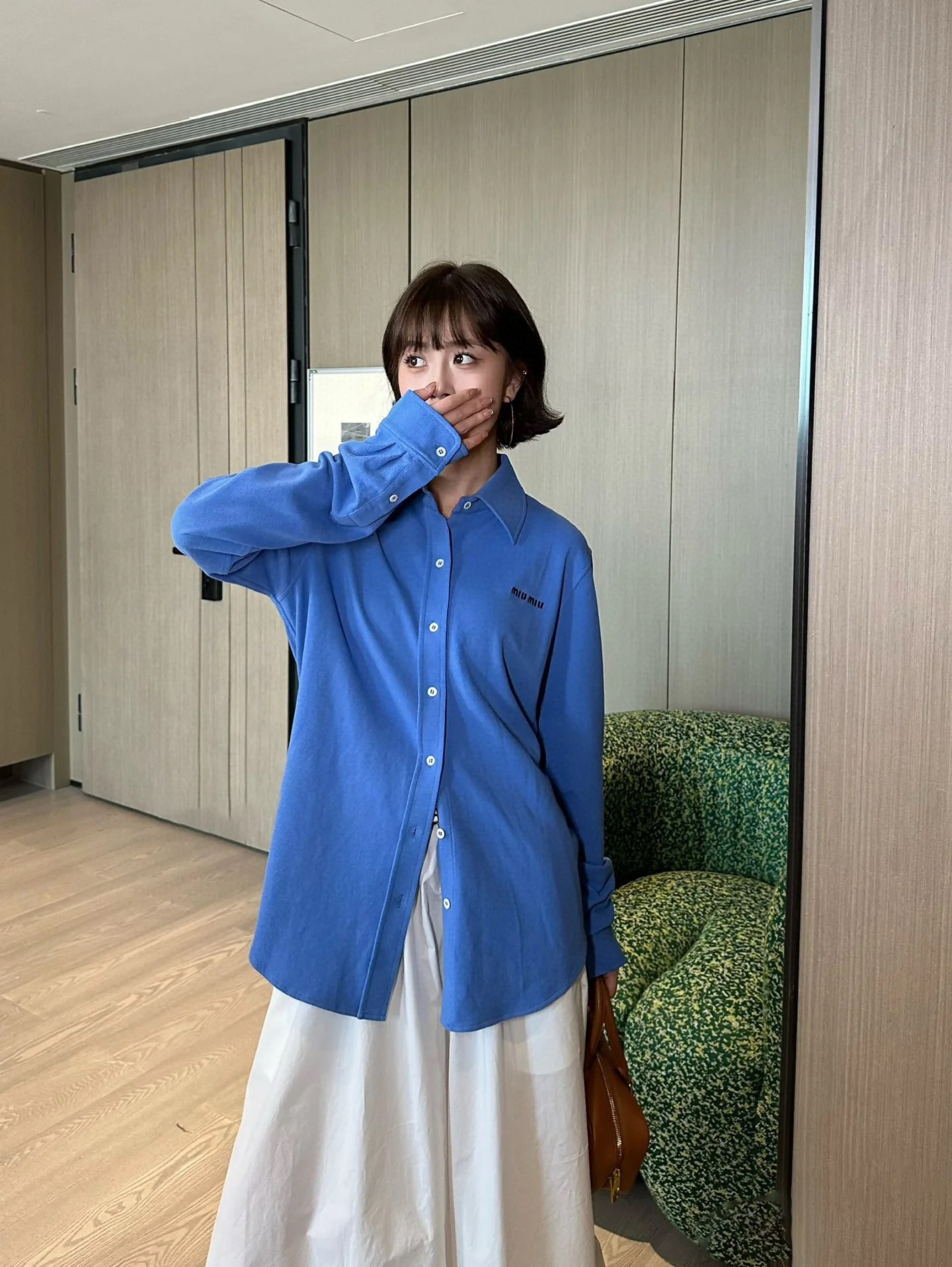 MiuMiu/缪缪 蓝色小标棉质珠地长袖衬衫上身效果#