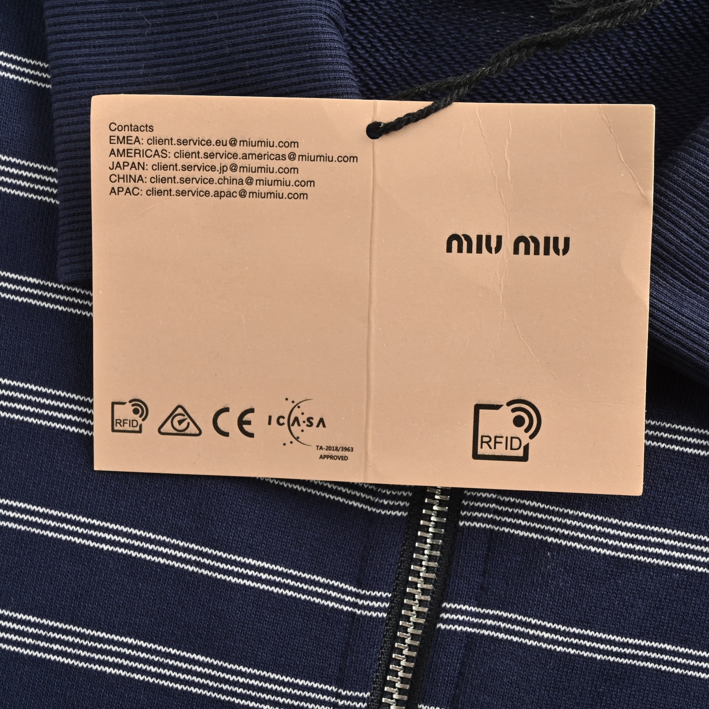 Miu Miu/缪缪 25Fw 小标条纹半拉链Polo卫衣-Chinese UA Cheap High Quatity Brand Clothes Bags handbags Sneakers wholesale wholesaler seller from China Factory suppliers Fashion Clothing Shoes best Quality Beautiful Price Miu Miu/缪缪 25Fw 小标条纹半拉链Polo卫衣