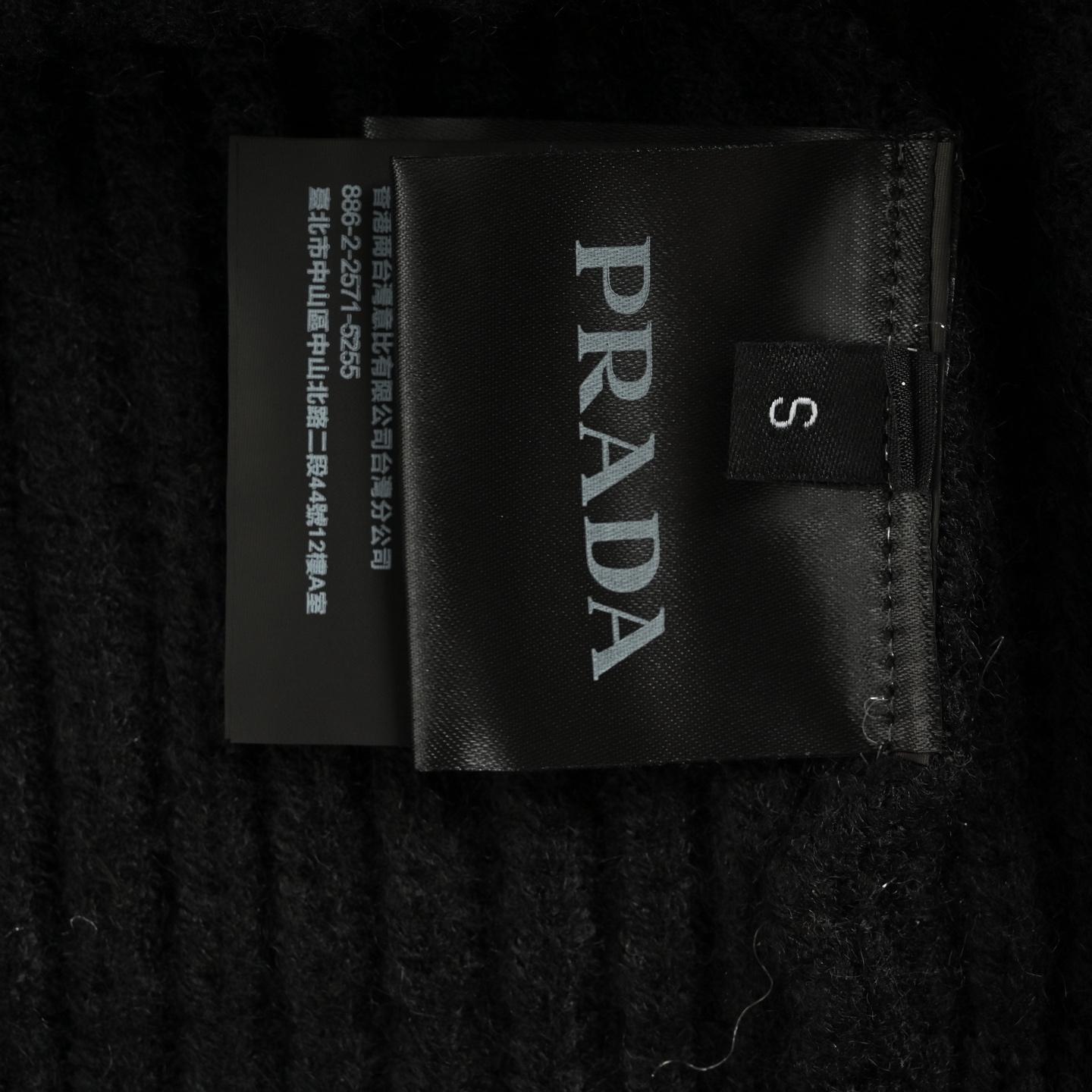 Prada/普拉达 刺绣徽标粗针羊毛开衫-莆田鞋,莆田鞋货源,高仿鞋,高仿鞋货源,安福档口,莆田高仿鞋,莆田鞋批发,高仿鞋批发,莆田高仿运动鞋,高仿运动鞋,莆田运动鞋 Prada/普拉达 刺绣徽标粗针羊毛开衫