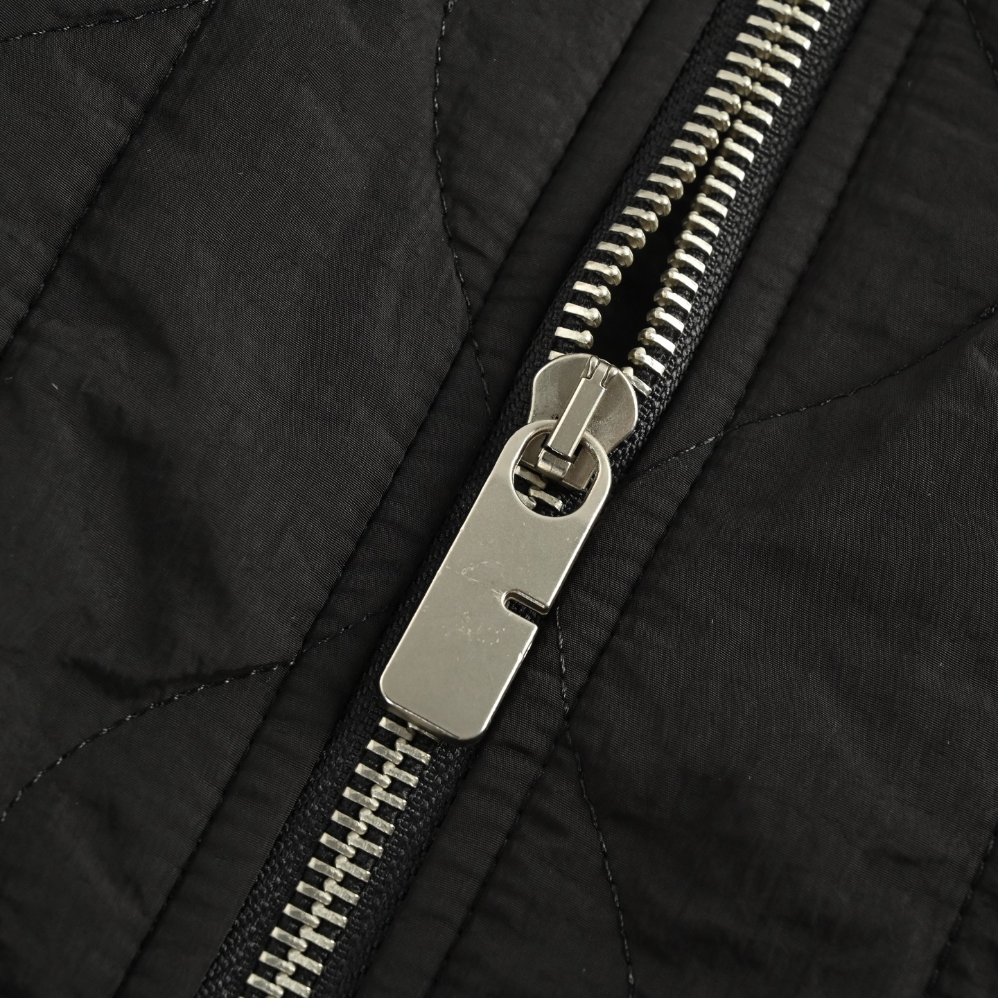 Burberry/巴宝莉 个性缺口双拉链绗缝薄棉外套-Chinese UA Cheap High Quatity Brand Clothes Bags handbags Sneakers wholesale wholesaler seller from China Factory suppliers Fashion Clothing Shoes best Quality Beautiful Price Burberry/巴宝莉 个性缺口双拉链绗缝薄棉外套