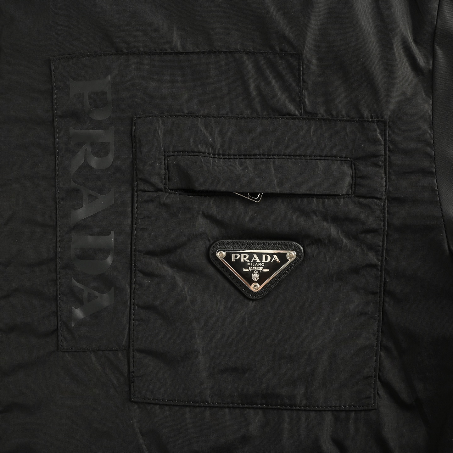 Prada/普拉达 胸口字母拉链口连帽外套-Chinese UA Cheap High Quatity Brand Clothes Bags handbags Sneakers wholesale wholesaler seller from China Factory suppliers Fashion Clothing Shoes best Quality Beautiful Price Prada/普拉达 胸口字母拉链口连帽外套