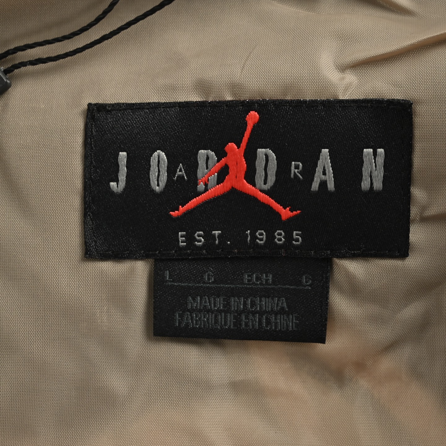 Air Jordan 刺绣徽标撞色拼接夹克外套 黑色 米色-Chinese UA Cheap High Quatity Brand Clothes Bags handbags Sneakers wholesale wholesaler seller from China Factory suppliers Fashion Clothing Shoes best Quality Beautiful Price Air Jordan 刺绣徽标撞色拼接夹克外套 黑色 米色