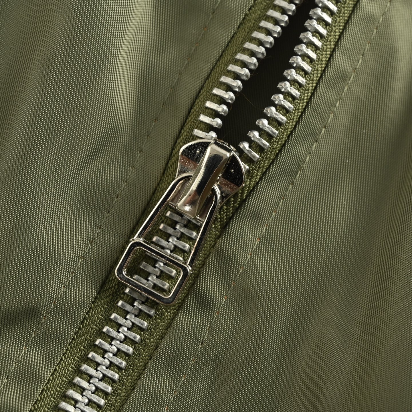 Stussy & CDG 联名款刺绣飞行夹克外套 Stussy x CDG MA1 JACKET 40周年联名地图限定款面料采用军绿绸缎尼龙 军绿色