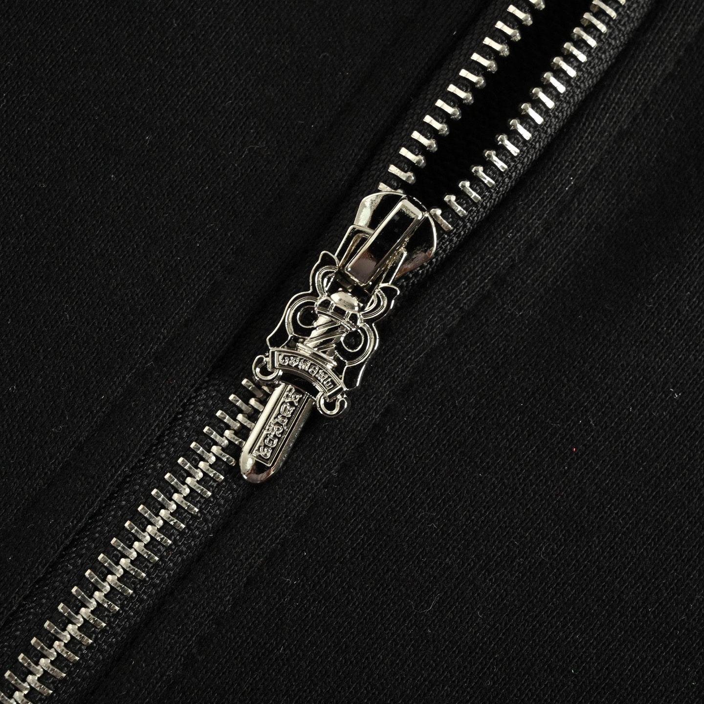 Chrome Hearts/克罗心 25Fw 袖口梵文印花拉链外套-Chinese UA Cheap High Quatity Brand Clothes Bags handbags Sneakers wholesale wholesaler seller from China Factory suppliers Fashion Clothing Shoes best Quality Beautiful Price Chrome Hearts/克罗心 25Fw 袖口梵文印花拉链外套