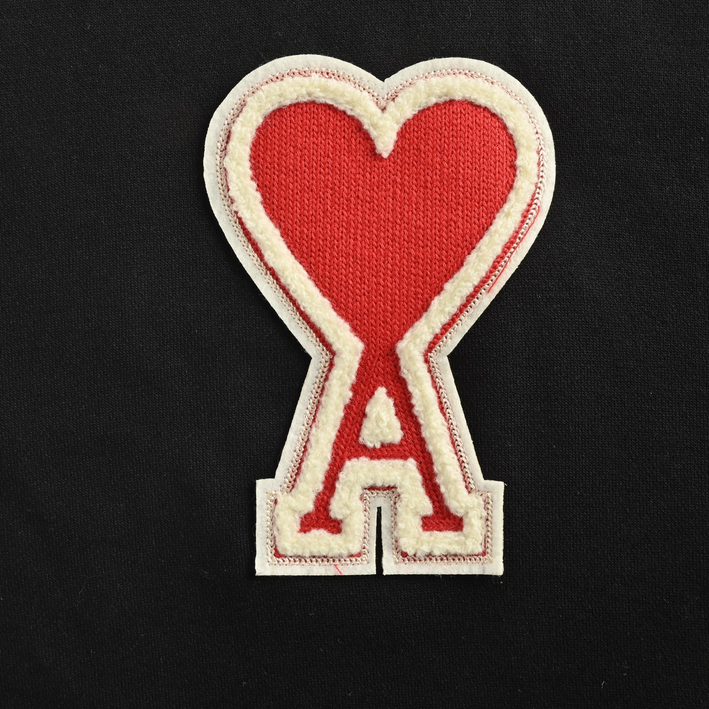 Ami Paris 大爱心章仔刺绣圆领卫衣-Chinese UA Cheap High Quatity Brand Clothes Bags handbags Sneakers wholesale wholesaler seller from China Factory suppliers Fashion Clothing Shoes best Quality Beautiful Price Ami Paris 大爱心章仔刺绣圆领卫衣