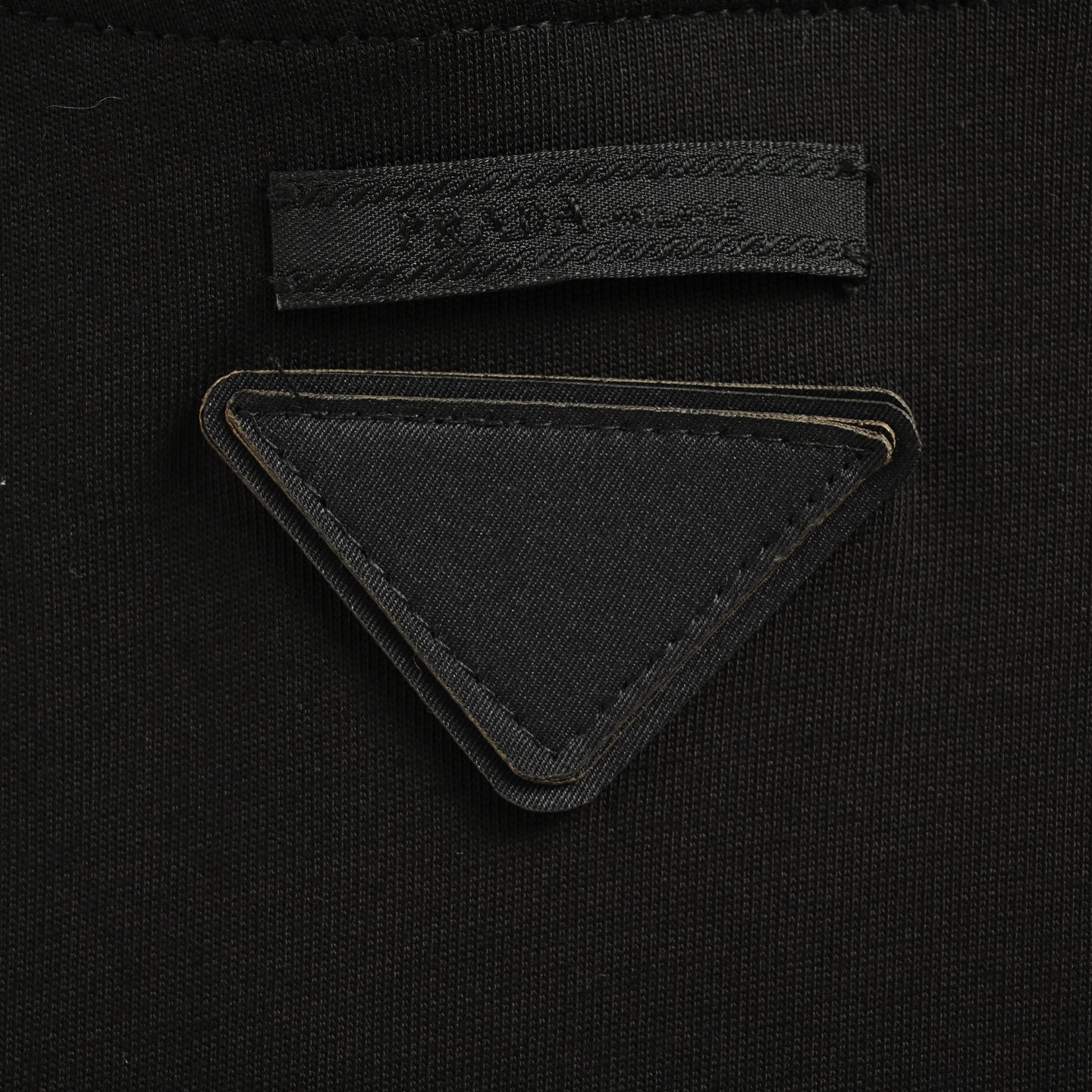 Prada/普拉达 领布标棉质宽松连帽卫衣-Chinese UA Cheap High Quatity Brand Clothes Bags handbags Sneakers wholesale wholesaler seller from China Factory suppliers Fashion Clothing Shoes best Quality Beautiful Price Prada/普拉达 领布标棉质宽松连帽卫衣