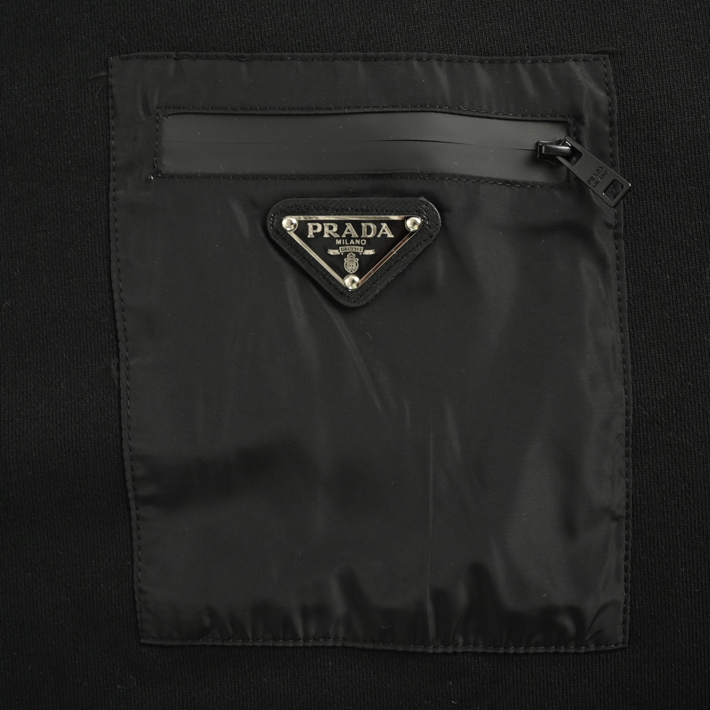 Prada/普拉达 25Fw 尼龙口袋三角标圆领卫衣-Chinese UA Cheap High Quatity Brand Clothes Bags handbags Sneakers wholesale wholesaler seller from China Factory suppliers Fashion Clothing Shoes best Quality Beautiful Price Prada/普拉达 25Fw 尼龙口袋三角标圆领卫衣