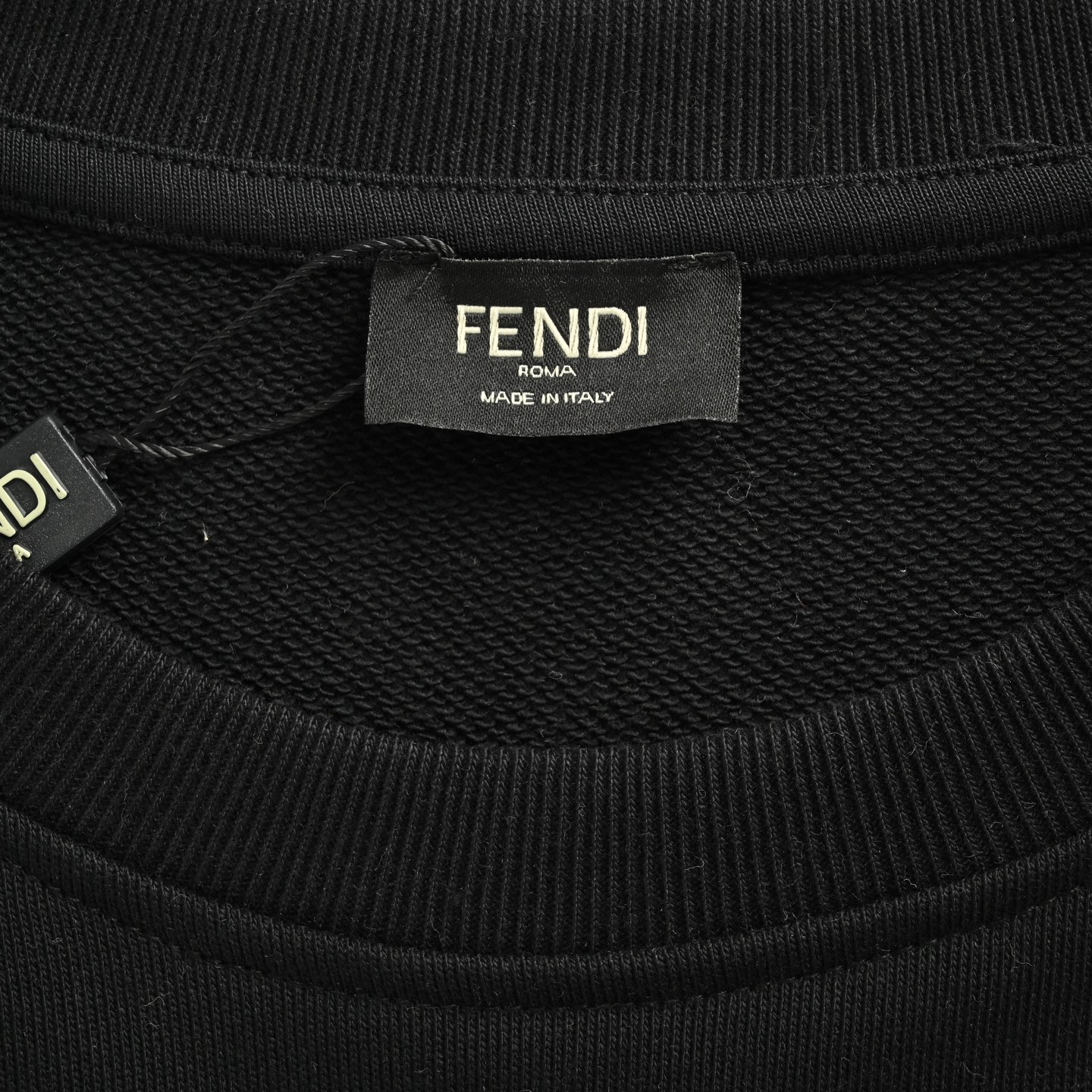 Fendi/芬迪 25Fw 小怪兽眼睛圆领卫衣 大Logo标识精致升级-Chinese UA Cheap High Quatity Brand Clothes Bags handbags Sneakers wholesale wholesaler seller from China Factory suppliers Fashion Clothing Shoes best Quality Beautiful Price Fendi/芬迪 25Fw 小怪兽眼睛圆领卫衣 大Logo标识精致升级