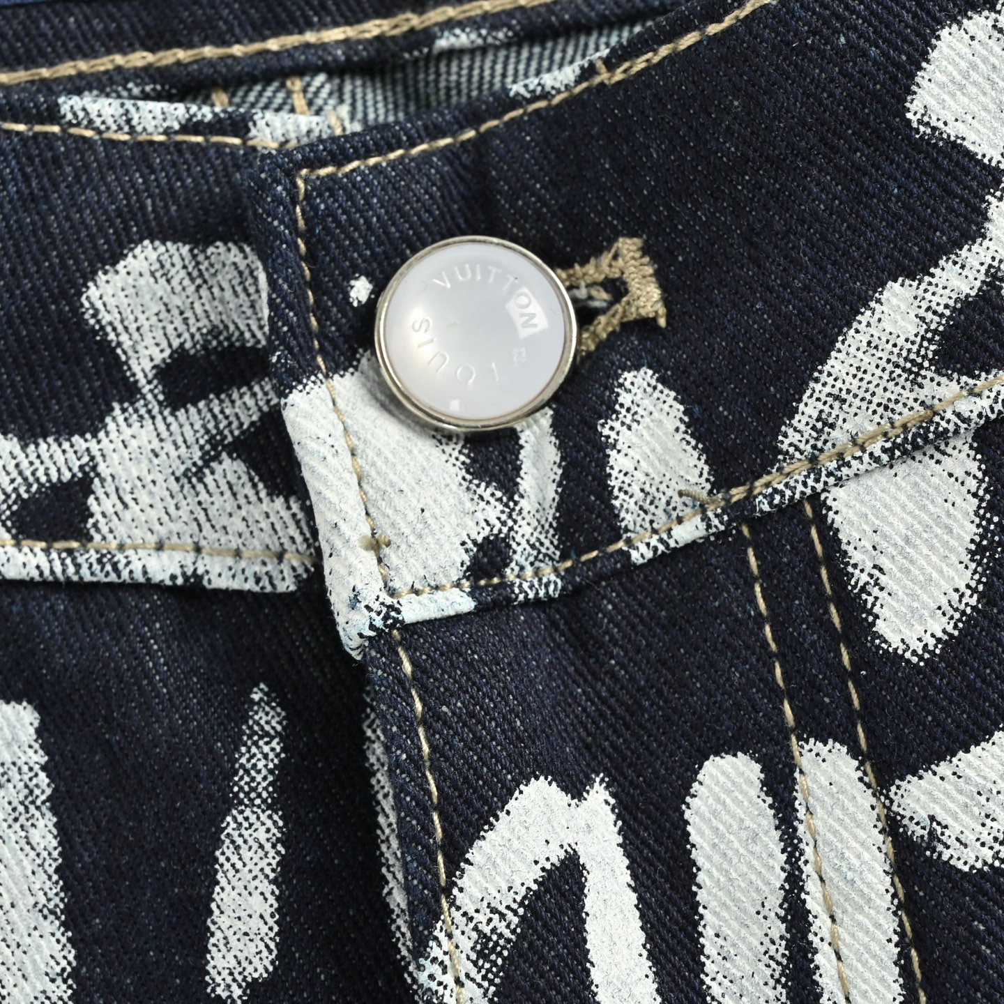 Louis Vuitton/路易威登 NIGO联名秀款涂鸦牛仔裤-Chinese UA Cheap High Quatity Brand Clothes Bags handbags Sneakers wholesale wholesaler seller from China Factory suppliers Fashion Clothing Shoes best Quality Beautiful Price Louis Vuitton/路易威登 NIGO联名秀款涂鸦牛仔裤