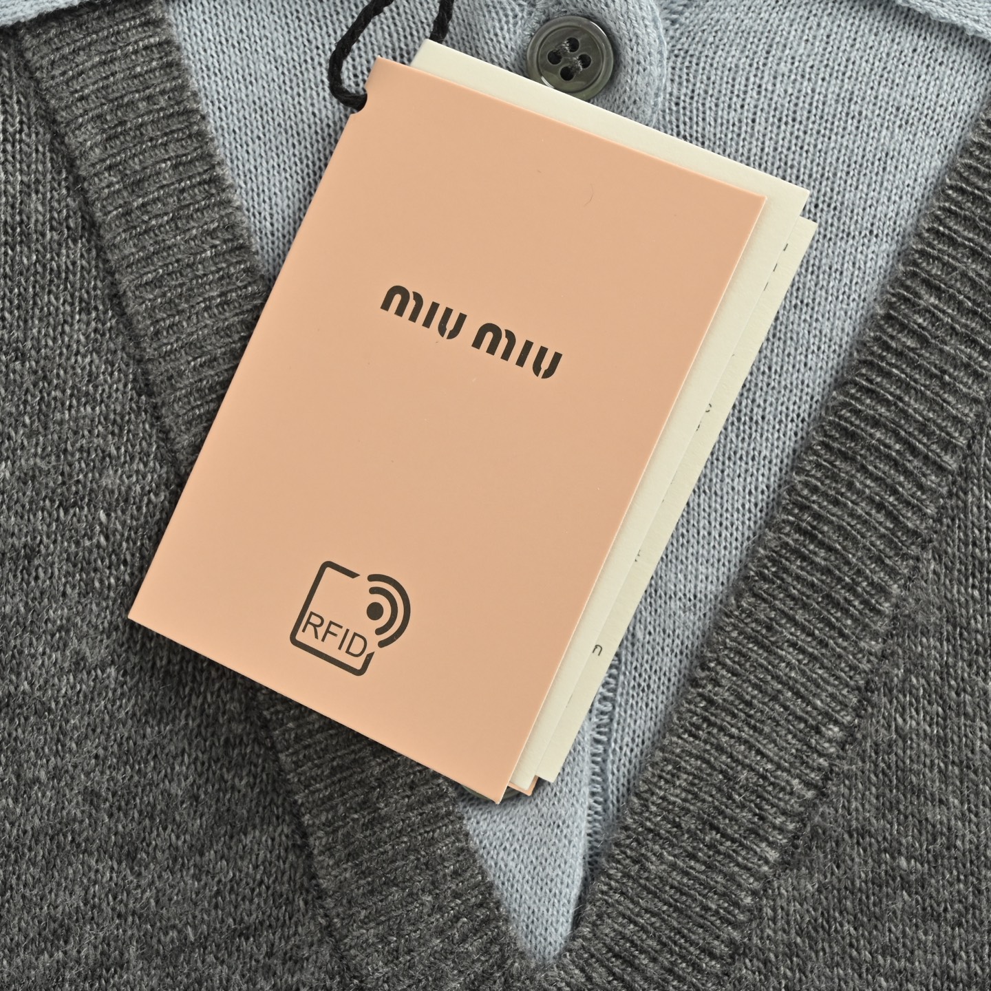 Miu Miu/缪缪 拼领假两件羊绒羊毛混纺POLO毛衣 Miu Miu/缪缪 拼领假两件羊绒羊毛混纺POLO毛衣