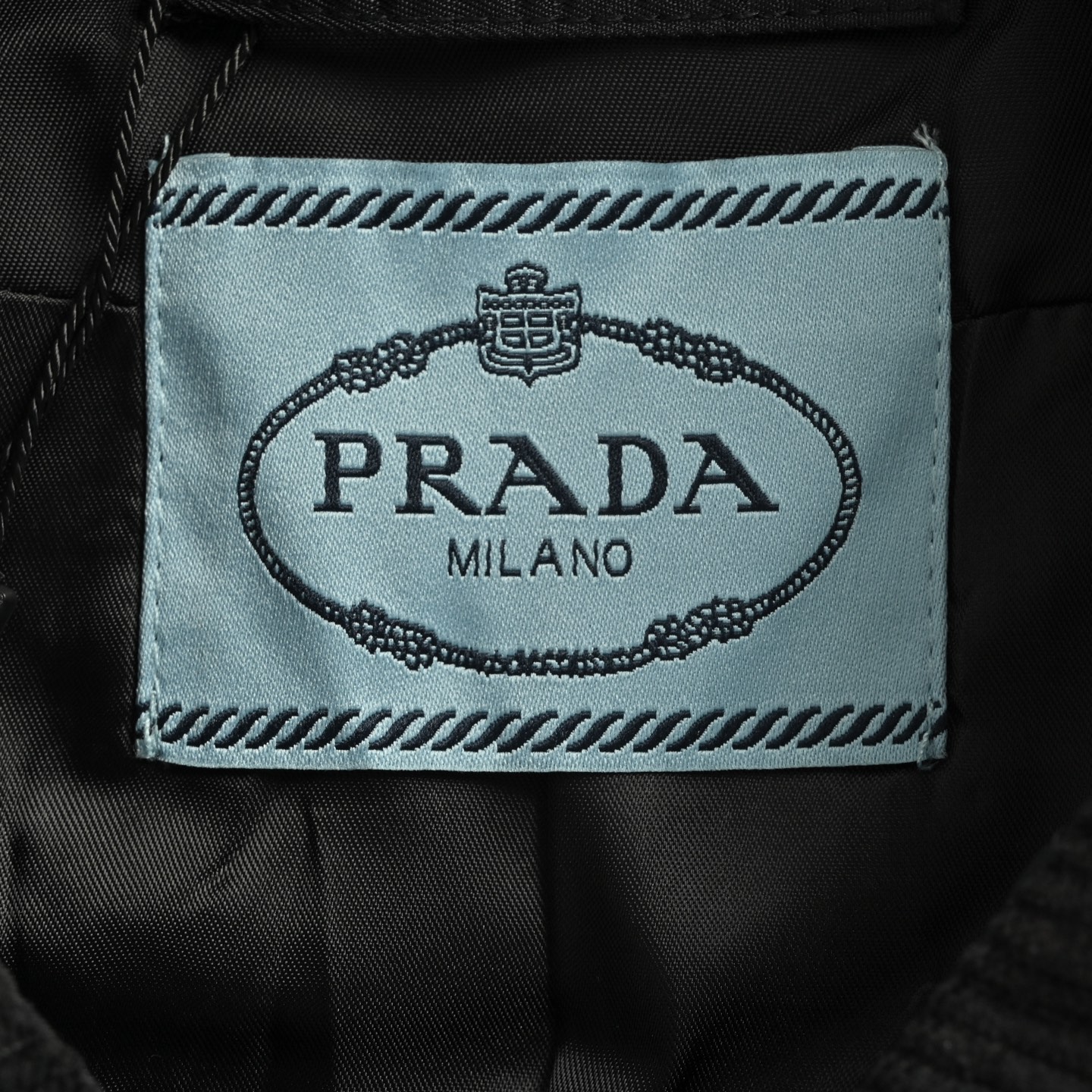 Prada/普拉达 25Fw 三角标口袋翻盖棉服外套-Chinese UA Cheap High Quatity Brand Clothes Bags handbags Sneakers wholesale wholesaler seller from China Factory suppliers Fashion Clothing Shoes best Quality Beautiful Price Prada/普拉达 25Fw 三角标口袋翻盖棉服外套