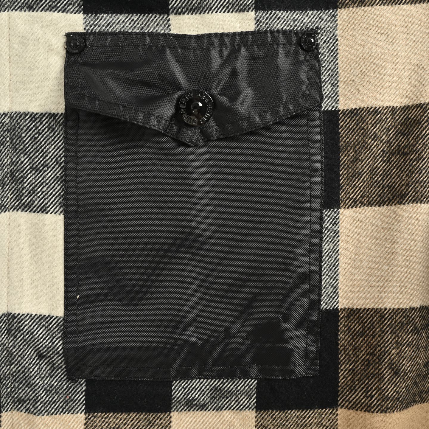 Burberry/巴宝莉 22Fw 裁片拼接格纹衬衫外套 一款臻至完美的衬衫夹克-Chinese UA Cheap High Quatity Brand Clothes Bags handbags Sneakers wholesale wholesaler seller from China Factory suppliers Fashion Clothing Shoes best Quality Beautiful Price Burberry/巴宝莉 22Fw 裁片拼接格纹衬衫外套 一款臻至完美的衬衫夹克