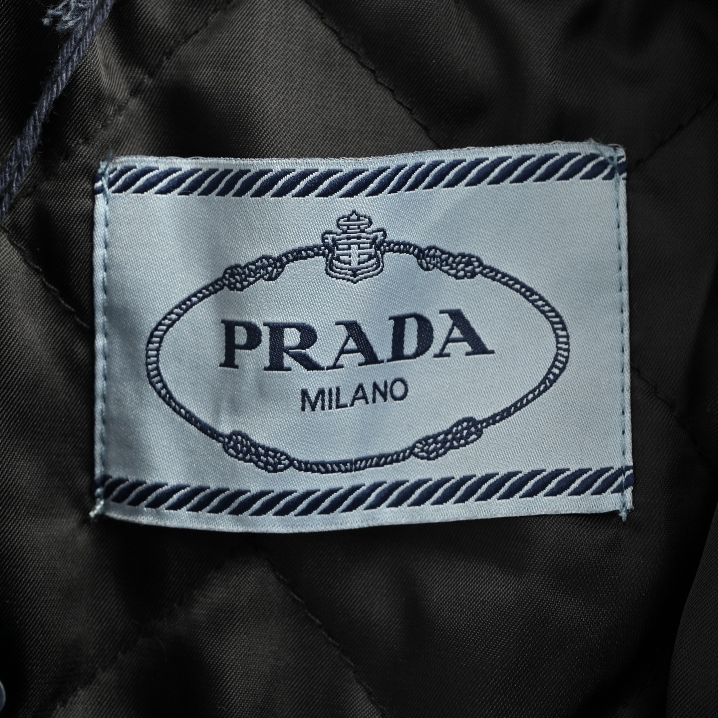 Prada/普拉达 25Fw 后背三角皮标做旧棉服外套-Chinese UA Cheap High Quatity Brand Clothes Bags handbags Sneakers wholesale wholesaler seller from China Factory suppliers Fashion Clothing Shoes best Quality Beautiful Price Prada/普拉达 25Fw 后背三角皮标做旧棉服外套