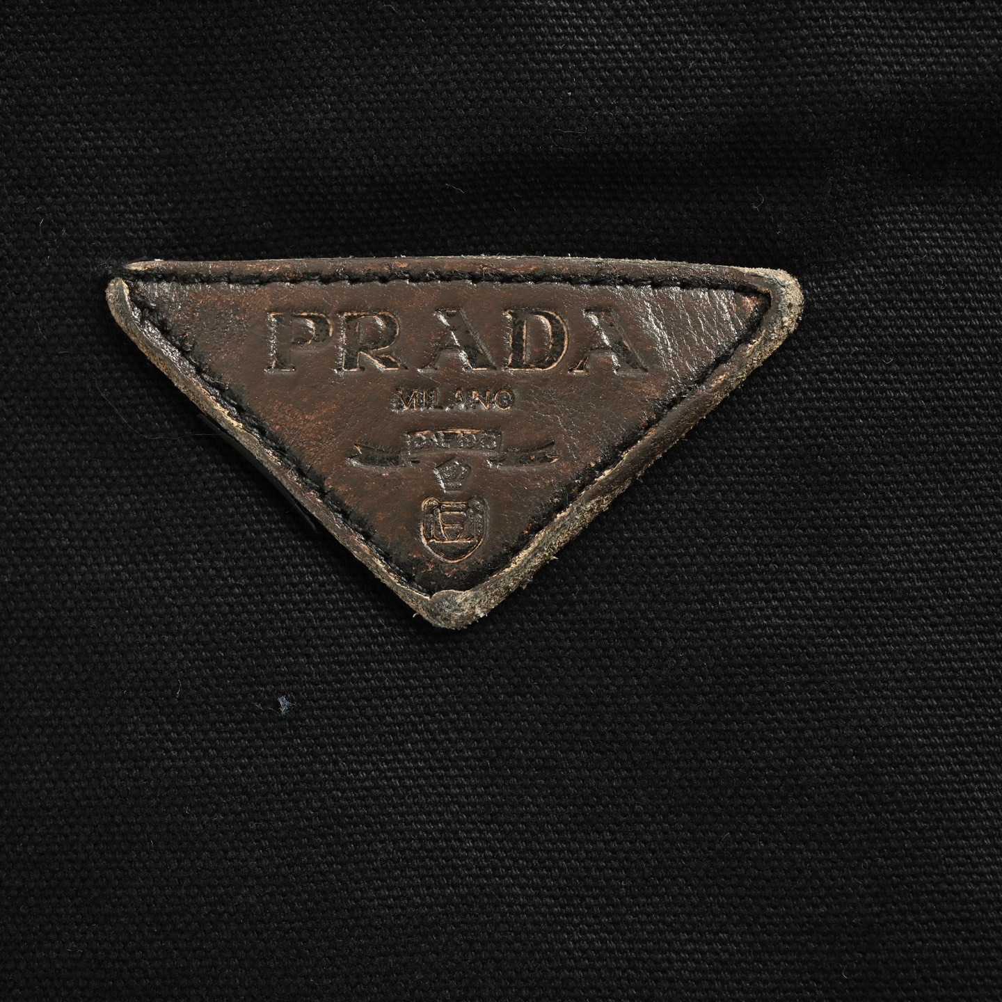 Prada/普拉达 25Fw 后背三角皮标做旧棉服外套-Chinese UA Cheap High Quatity Brand Clothes Bags handbags Sneakers wholesale wholesaler seller from China Factory suppliers Fashion Clothing Shoes best Quality Beautiful Price Prada/普拉达 25Fw 后背三角皮标做旧棉服外套