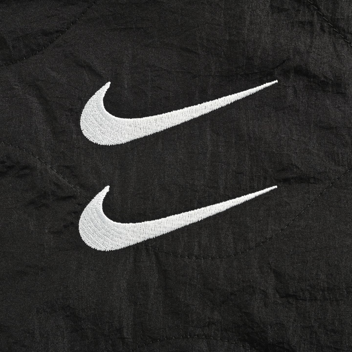 Nike/耐克 刺绣双勾logo刺绣夹克外套 Nike Sportswear Swoosh 双勾刺绣宽松绗缝棉服-Chinese UA Cheap High Quatity Brand Clothes Bags handbags Sneakers wholesale wholesaler seller from China Factory suppliers Fashion Clothing Shoes best Quality Beautiful Price Nike/耐克 刺绣双勾logo刺绣夹克外套 Nike Sportswear Swoosh 双勾刺绣宽松绗缝棉服