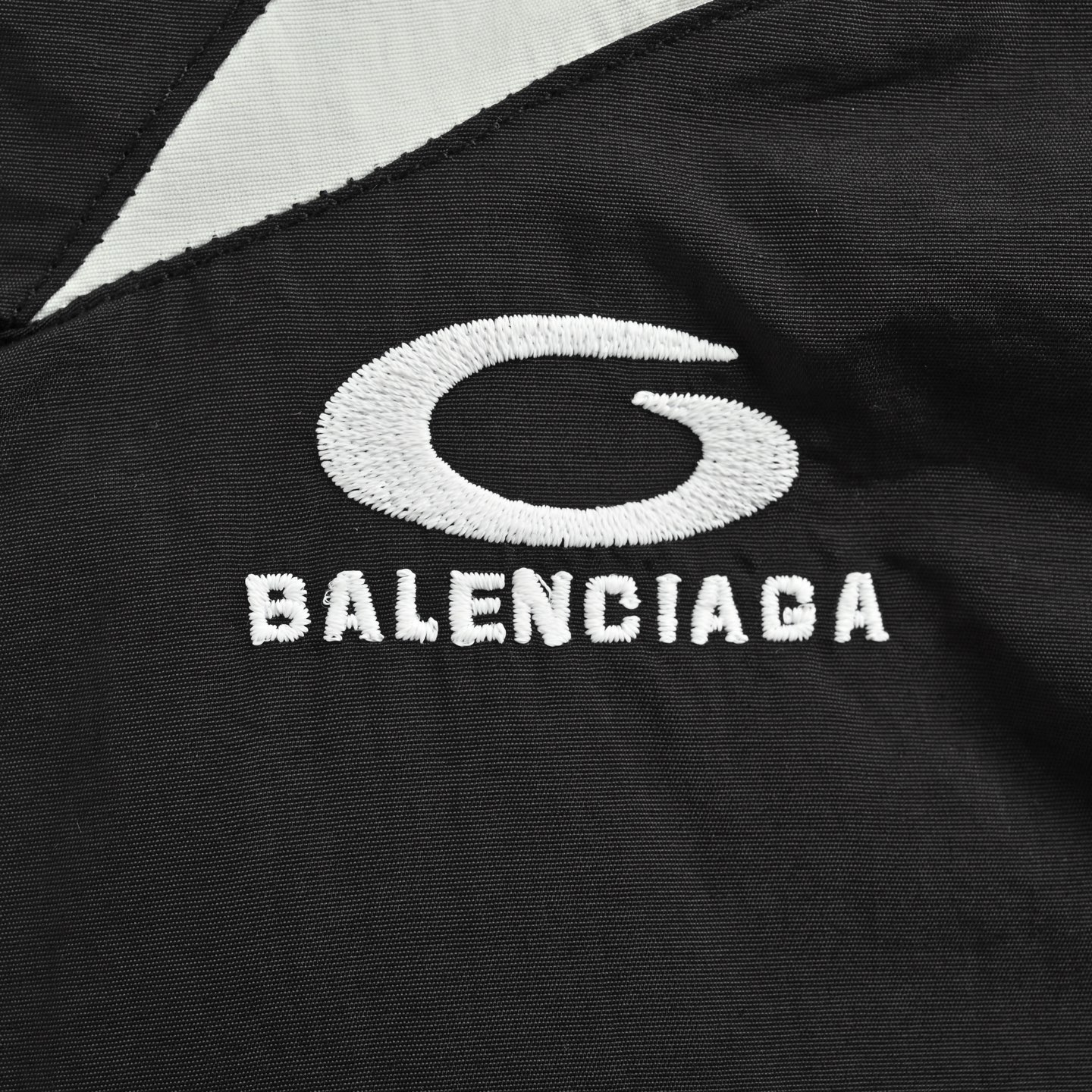 Balenciaga/ 巴黎世家 25Fw 大半环拼接黑白冲锋衣夹克 黑色-Chinese UA Cheap High Quatity Brand Clothes Bags handbags Sneakers wholesale wholesaler seller from China Factory suppliers Fashion Clothing Shoes best Quality Beautiful Price Balenciaga/ 巴黎世家 25Fw 大半环拼接黑白冲锋衣夹克 黑色