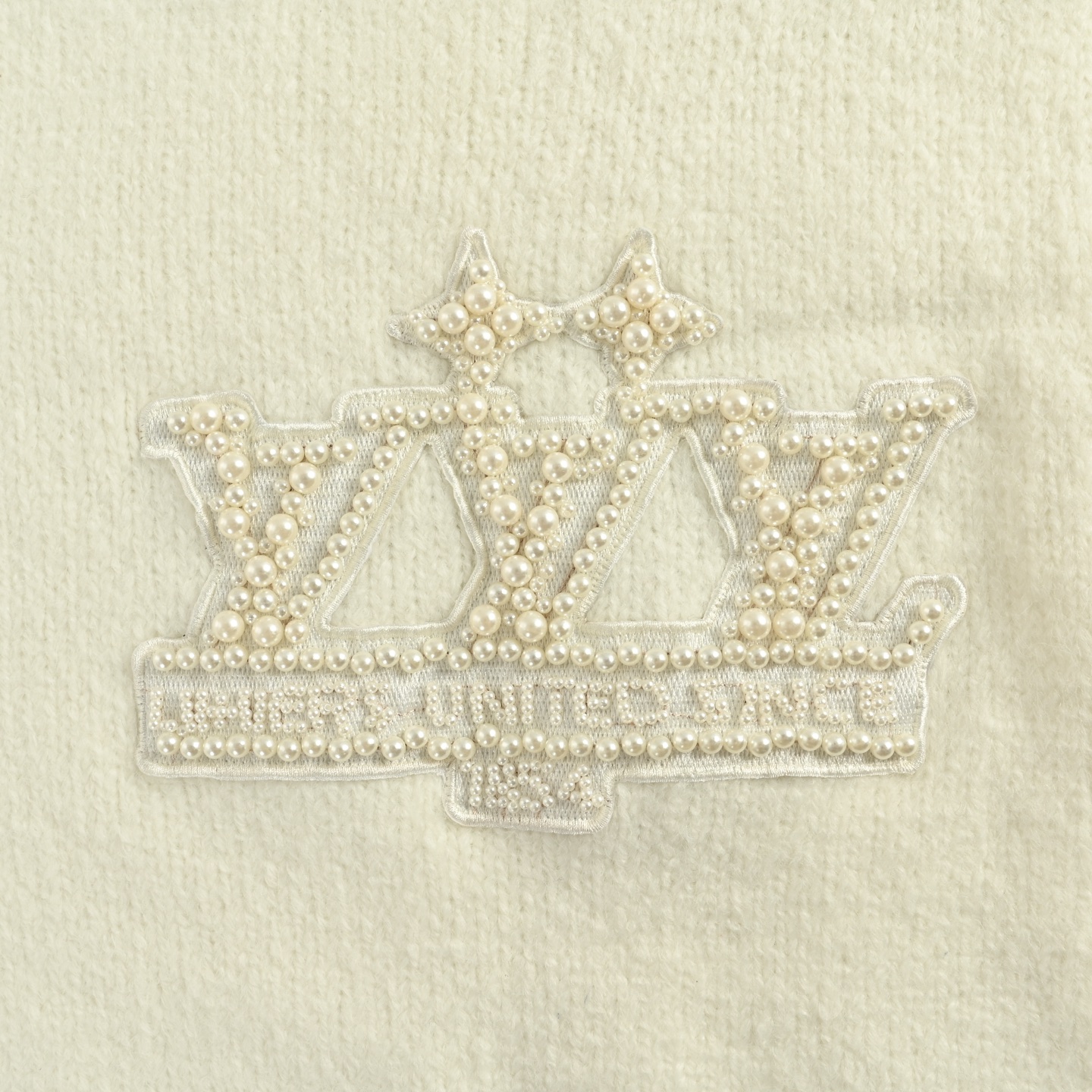 Louis Vuitton/路易威登 25Fw 刺绣珍珠徽标针织毛衣-Chinese wholesaler seller Clothes Bags handbags wholesale Shoes High Quatity wholesaler seller Cheap Sneakers from China Factory Chinese suppliers china wholesale clothing wholesaler seller Louis Vuitton/路易威登 25Fw 刺绣珍珠徽标针织毛衣
