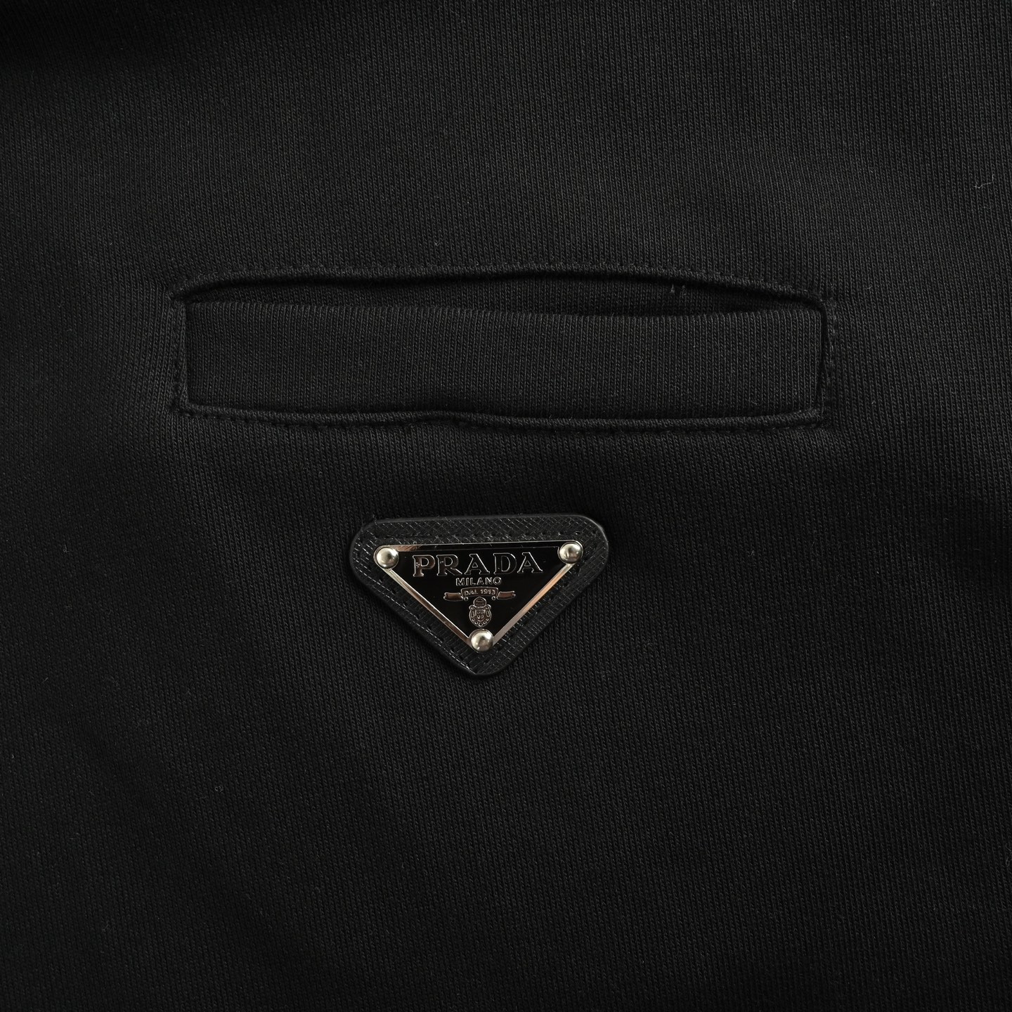 Prada/普拉达 25Fw 假口袋三角标连帽卫衣-Chinese UA Cheap High Quatity Brand Clothes Bags handbags Sneakers wholesale wholesaler seller from China Factory suppliers Fashion Clothing Shoes best Quality Beautiful Price Prada/普拉达 25Fw 假口袋三角标连帽卫衣