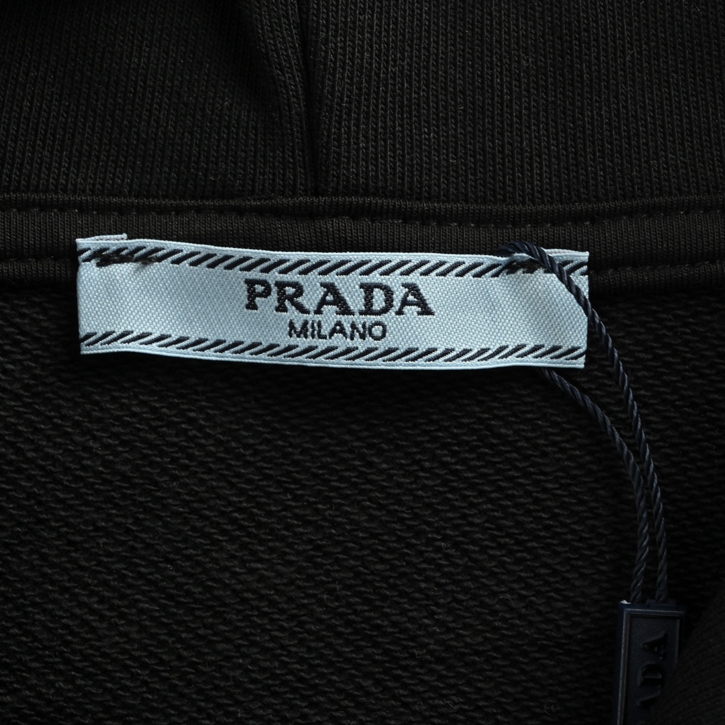 Prada/普拉达 25Fw 领口三角标尼龙口袋连帽卫衣-Chinese UA Cheap High Quatity Brand Clothes Bags handbags Sneakers wholesale wholesaler seller from China Factory suppliers Fashion Clothing Shoes best Quality Beautiful Price Prada/普拉达 25Fw 领口三角标尼龙口袋连帽卫衣