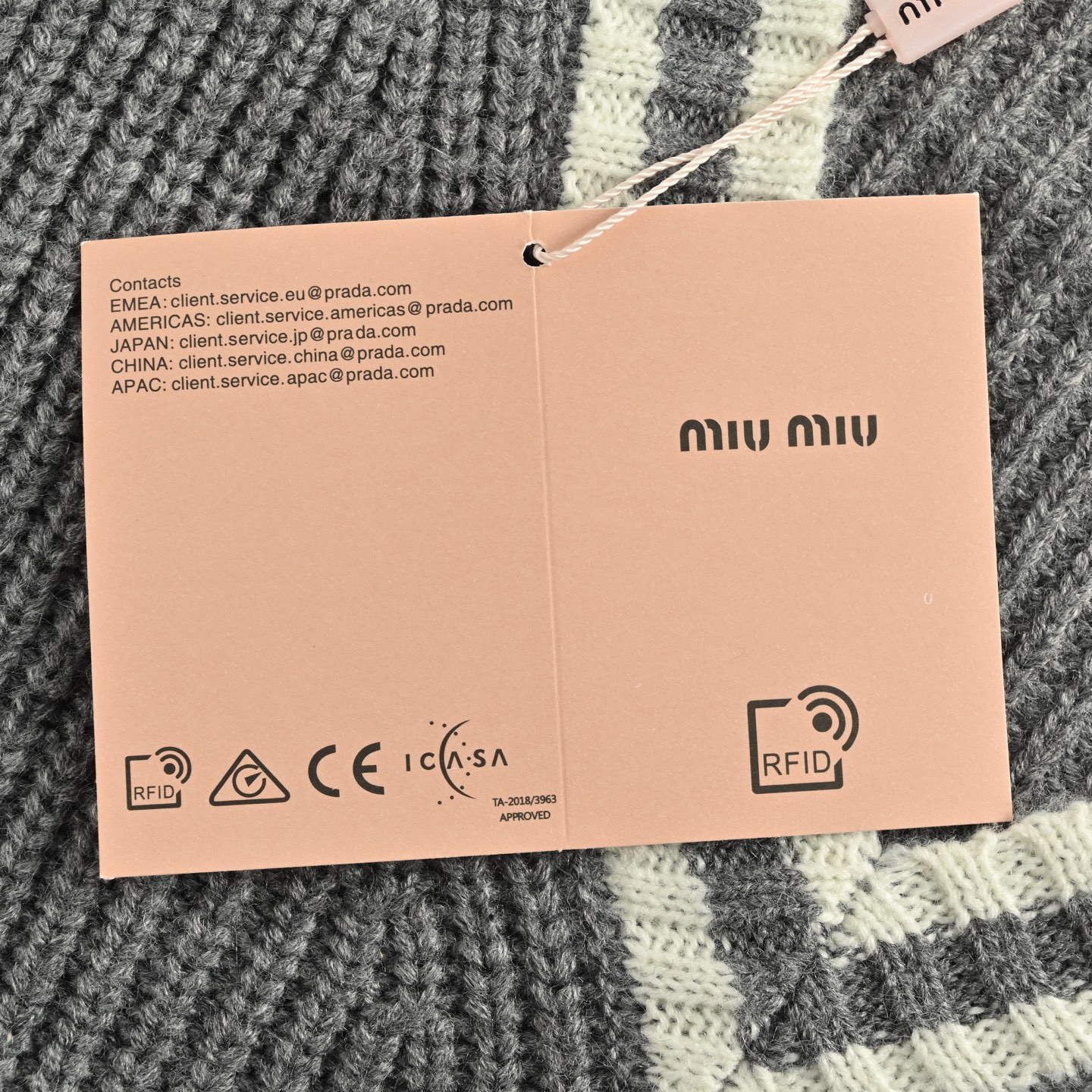 Miu Miu 25Fw Miu小标灰白V领毛衣 源自秀场的灰白条纹-Chinese UA Cheap High Quatity Brand Clothes Bags handbags Sneakers wholesale wholesaler seller from China Factory suppliers Fashion Clothing Shoes best Quality Beautiful Price Miu Miu 25Fw Miu小标灰白V领毛衣 源自秀场的灰白条纹
